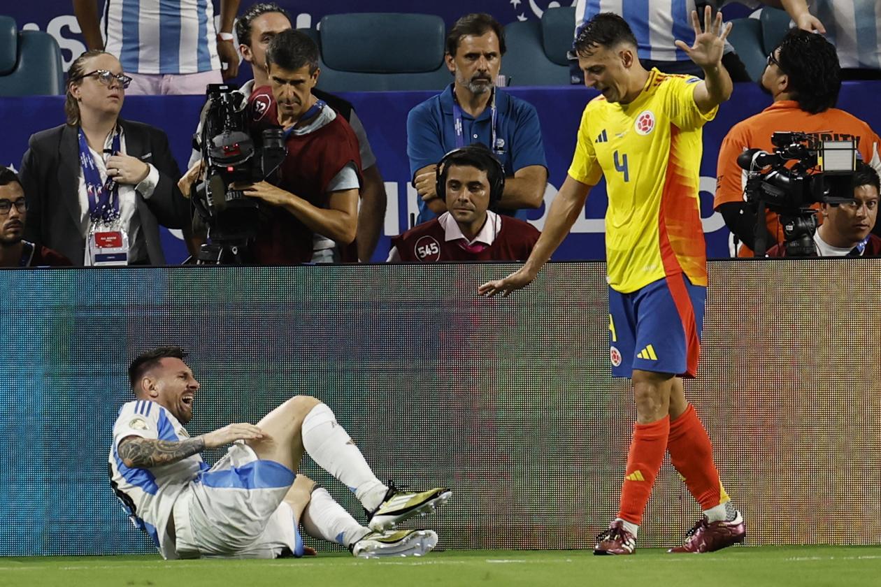 Instante en que Lionel Messi se lesiona. Después de esto abandonó la cancha.