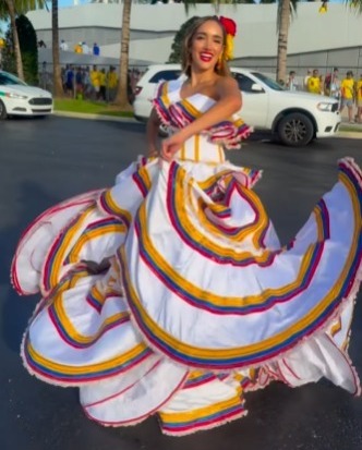 Reina del Carnaval de Barranquilla con su pollera en el Hard Rock Stadium. 