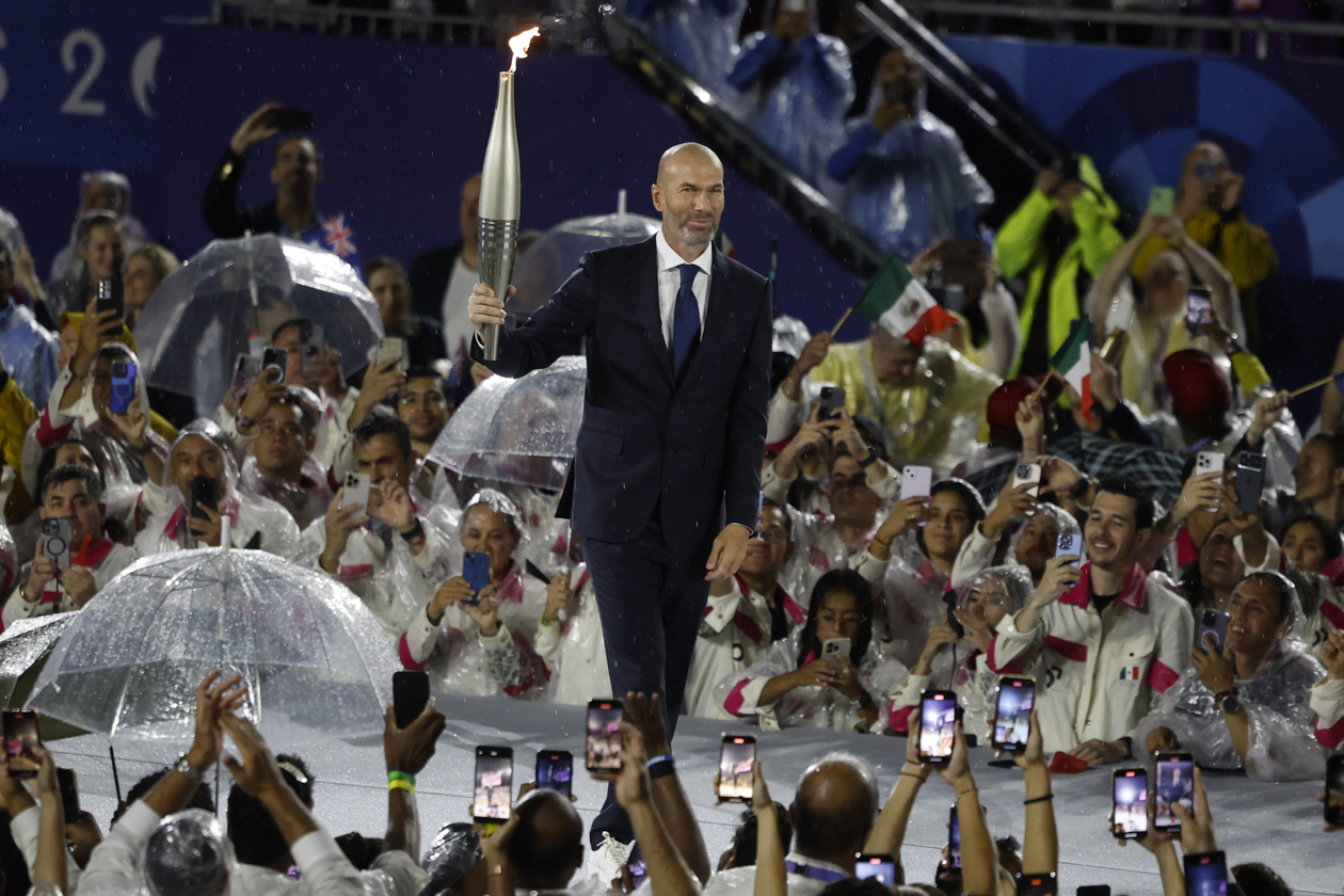 Zinedine Zidane fue el primer deportista en portar la antorcha. 