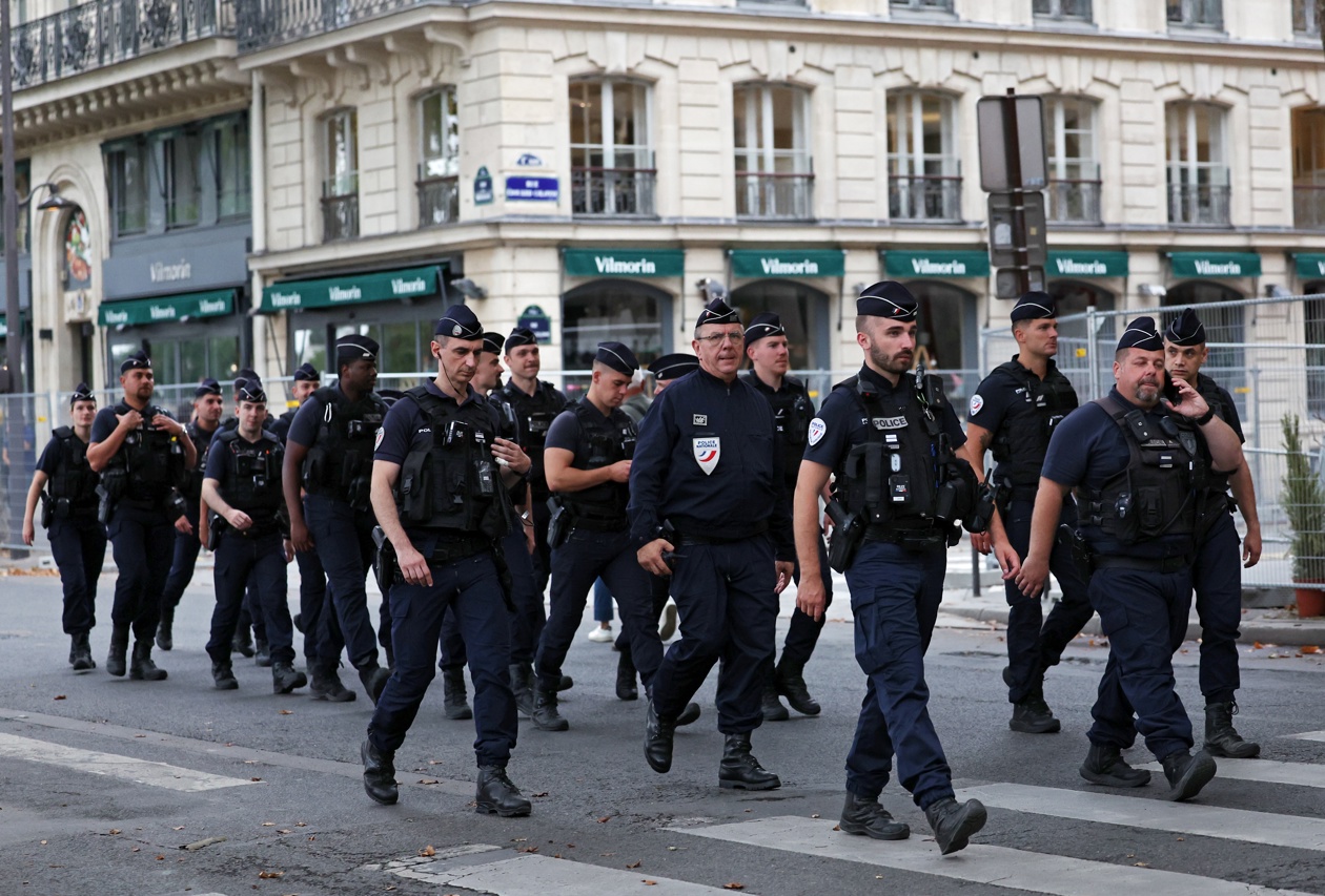 Policías franceses en las calles de París.