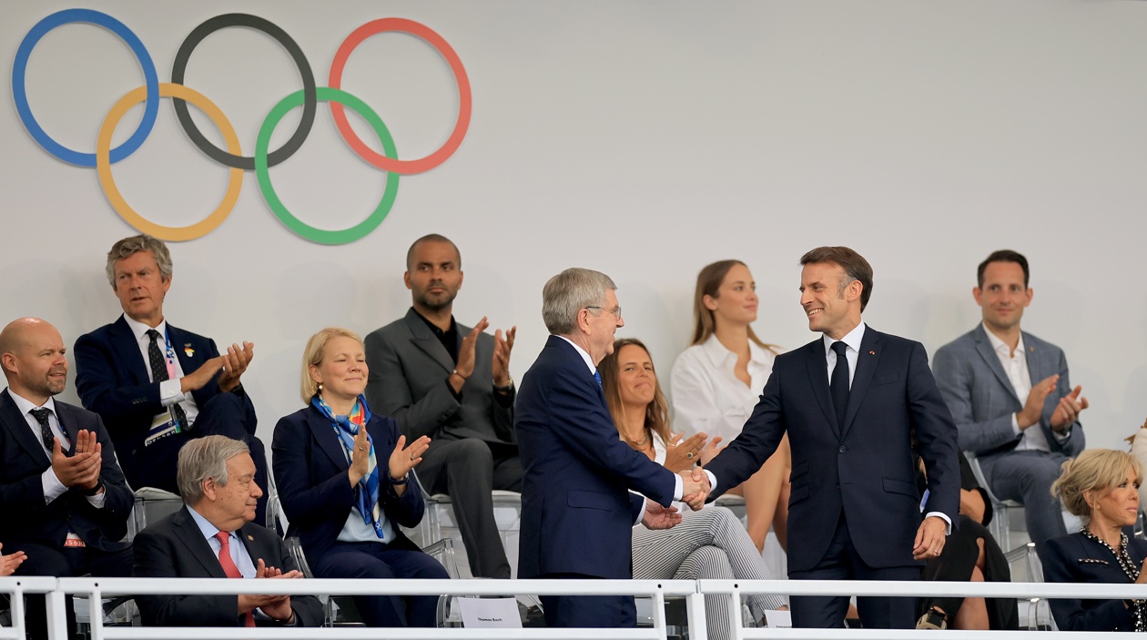 El saludo del presidente francés Emmanuel Macron y el del Comité Olímpico Internacional Thomas Bach.