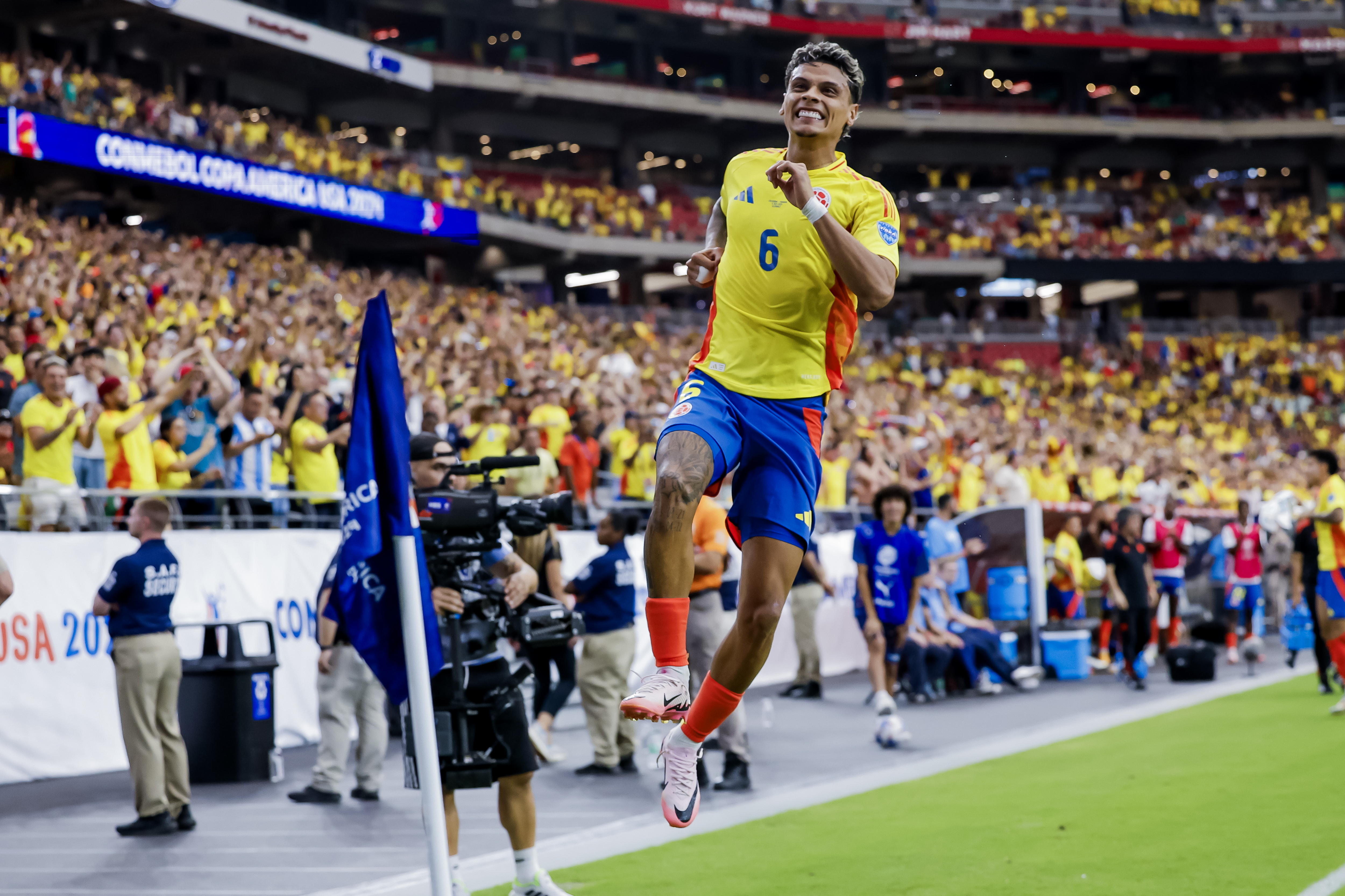 Richard Ríos festeja tras marcar el cuarto gol de Colombia. 