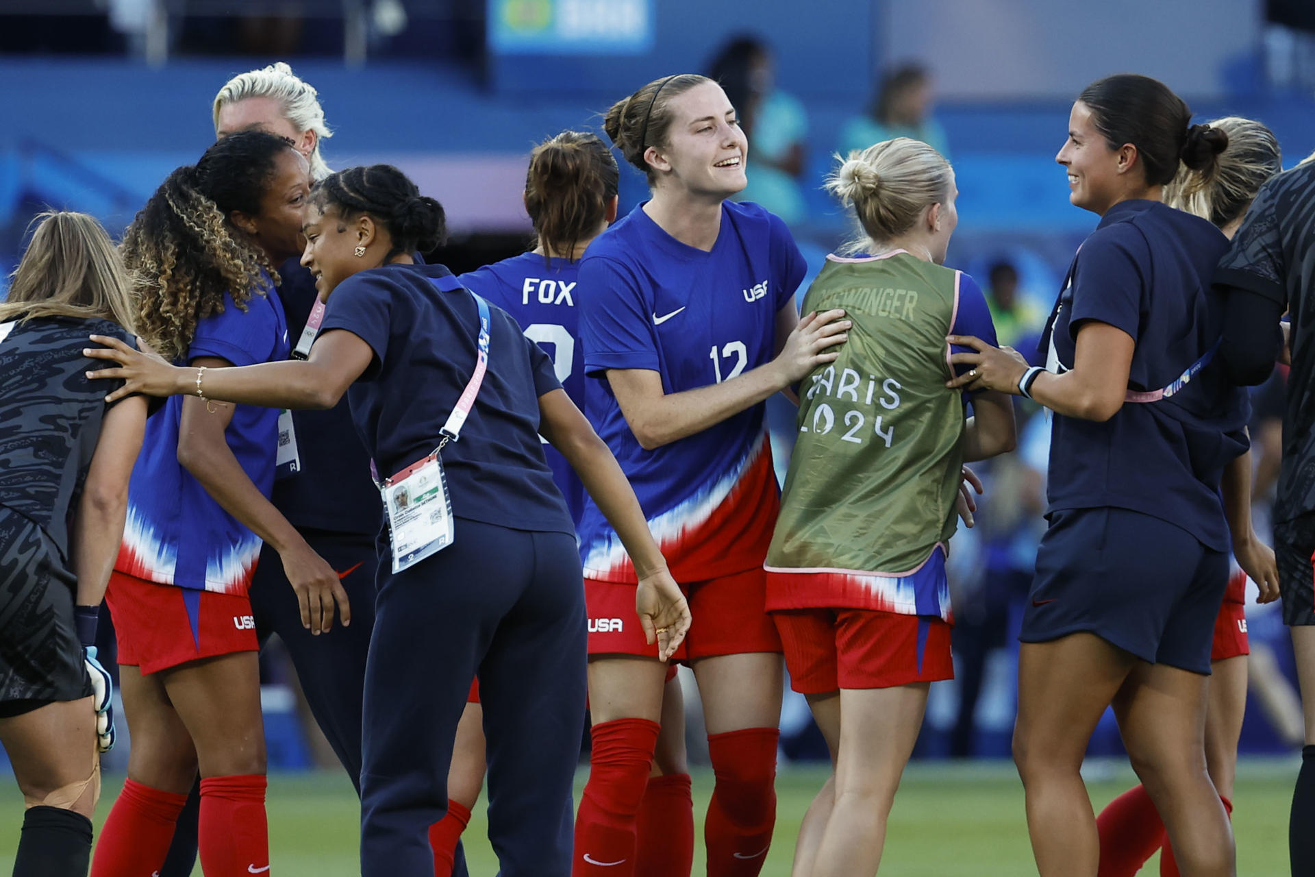 Jugadoras de Estados Unidos celebran.