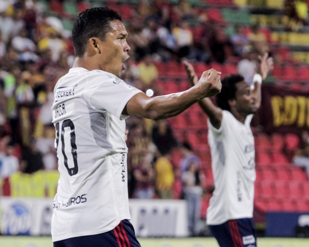 Carlos Bacca celebra tras el final del partido. Al fondo, Didier Moreno.