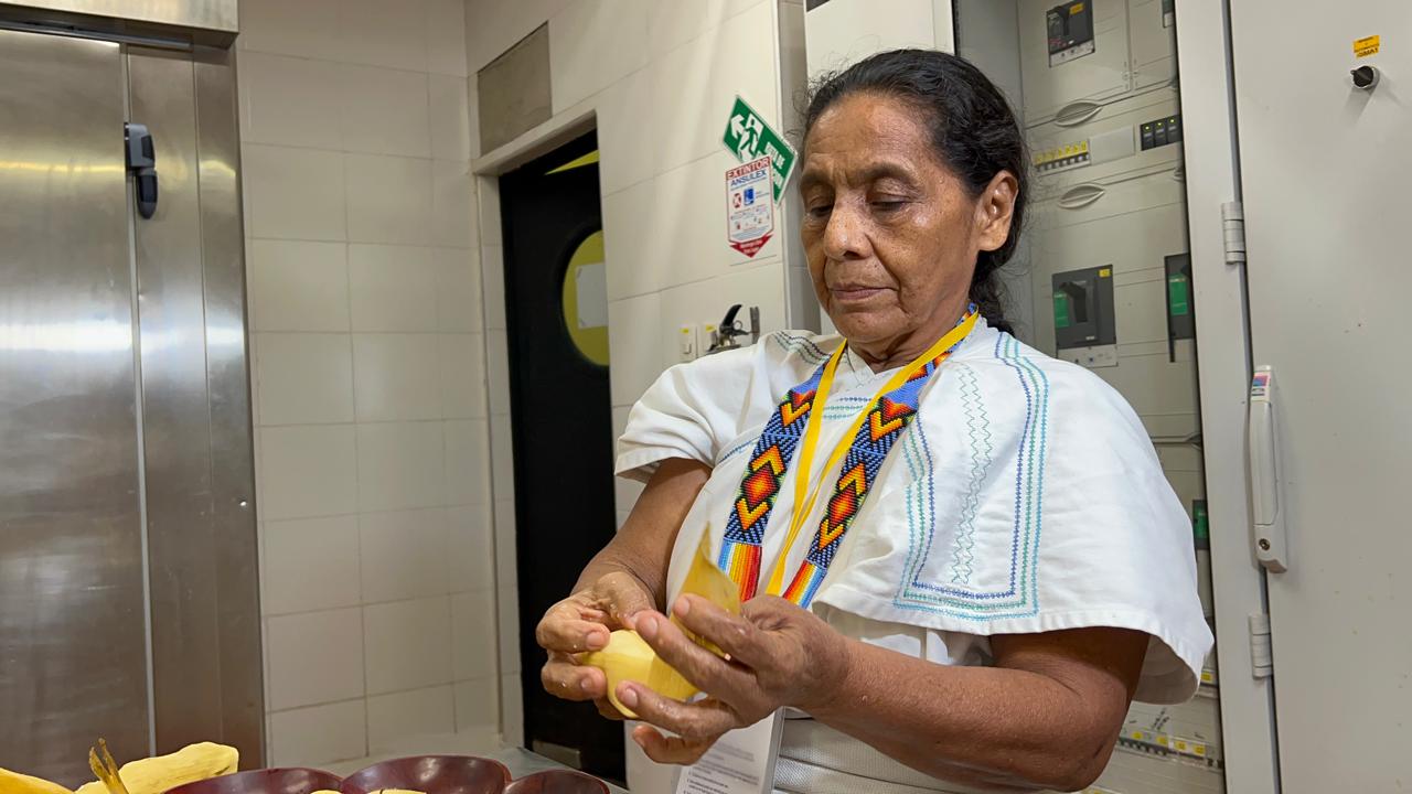 María del Carmen, de la comunidad arhuaca, durante la preparación de los bollos.