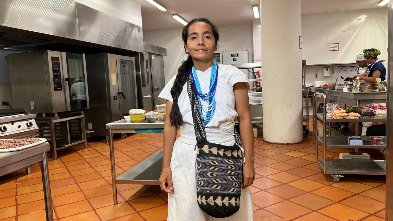 Lucelly Torres en la cocina durante la preparación de los bollos. 