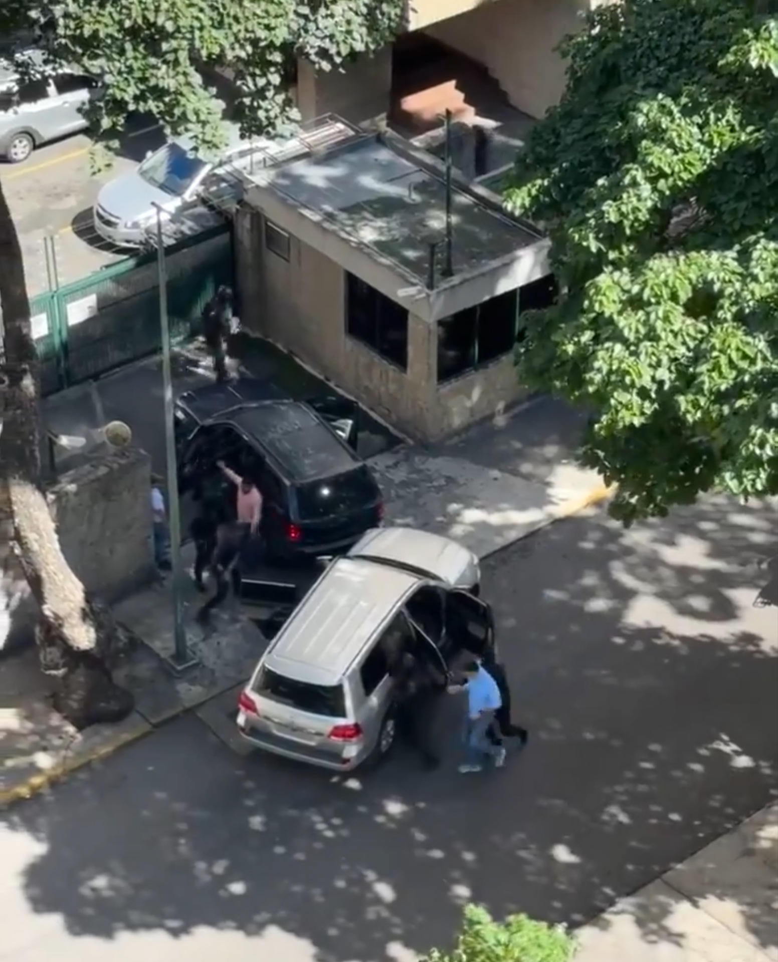 Momento en el que las autoridades venezolanas se llevaron a la fuerza a Freddy Superlano.