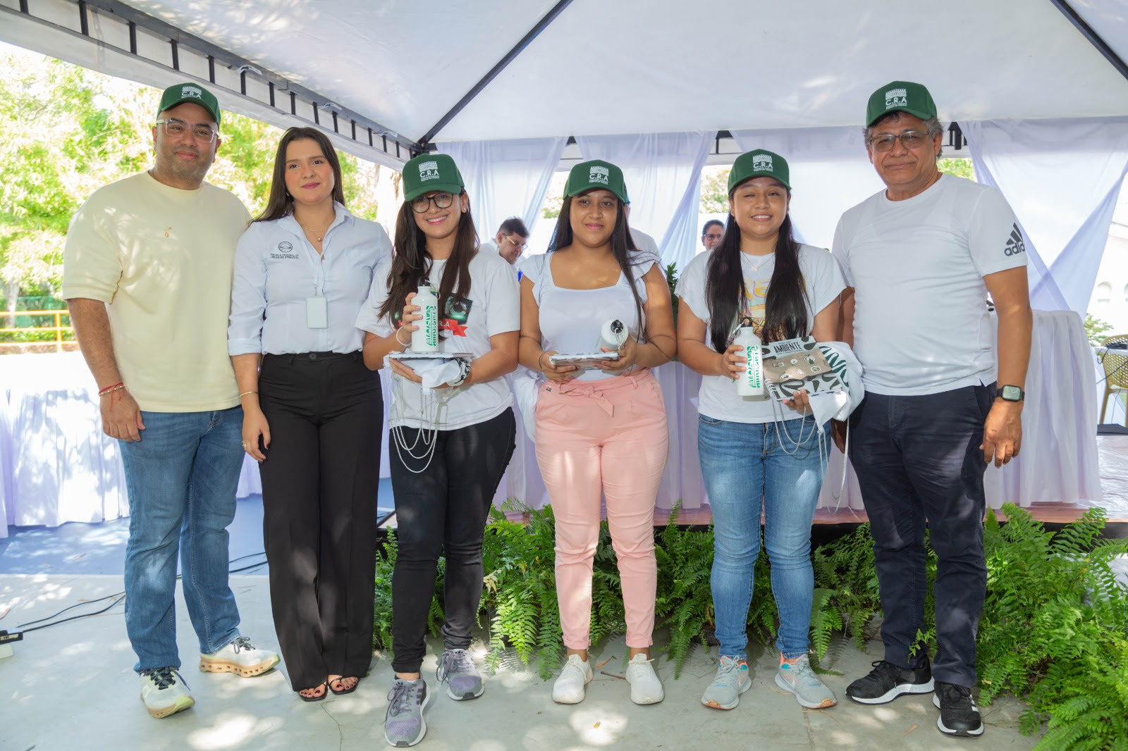 Jóvenes recibieron kits para comenzar a estudiar.