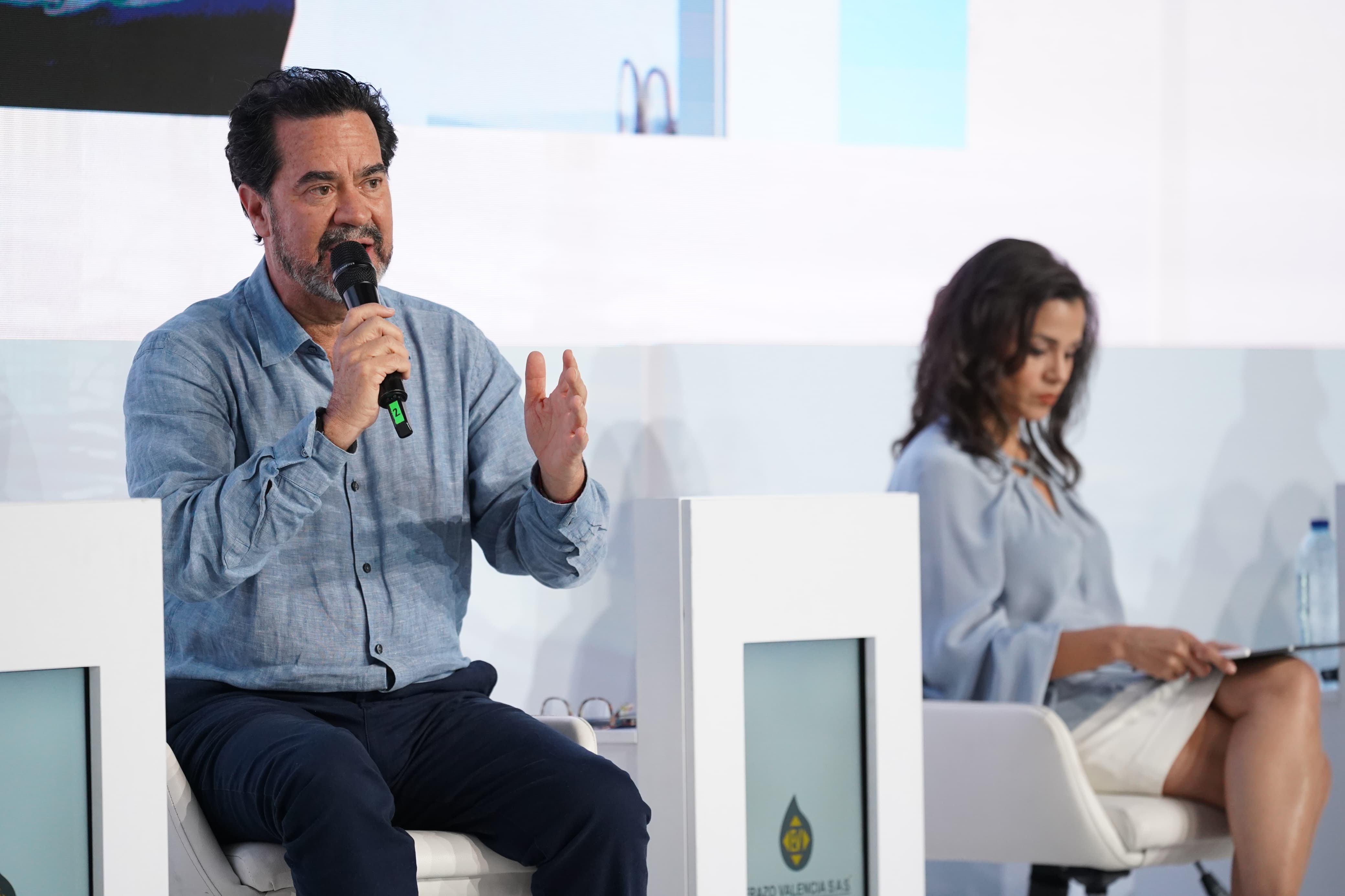 Frank Pearl y Luz Stella Murgas, interviniendo en el Congreso colombiano de petróleo, gas y energía