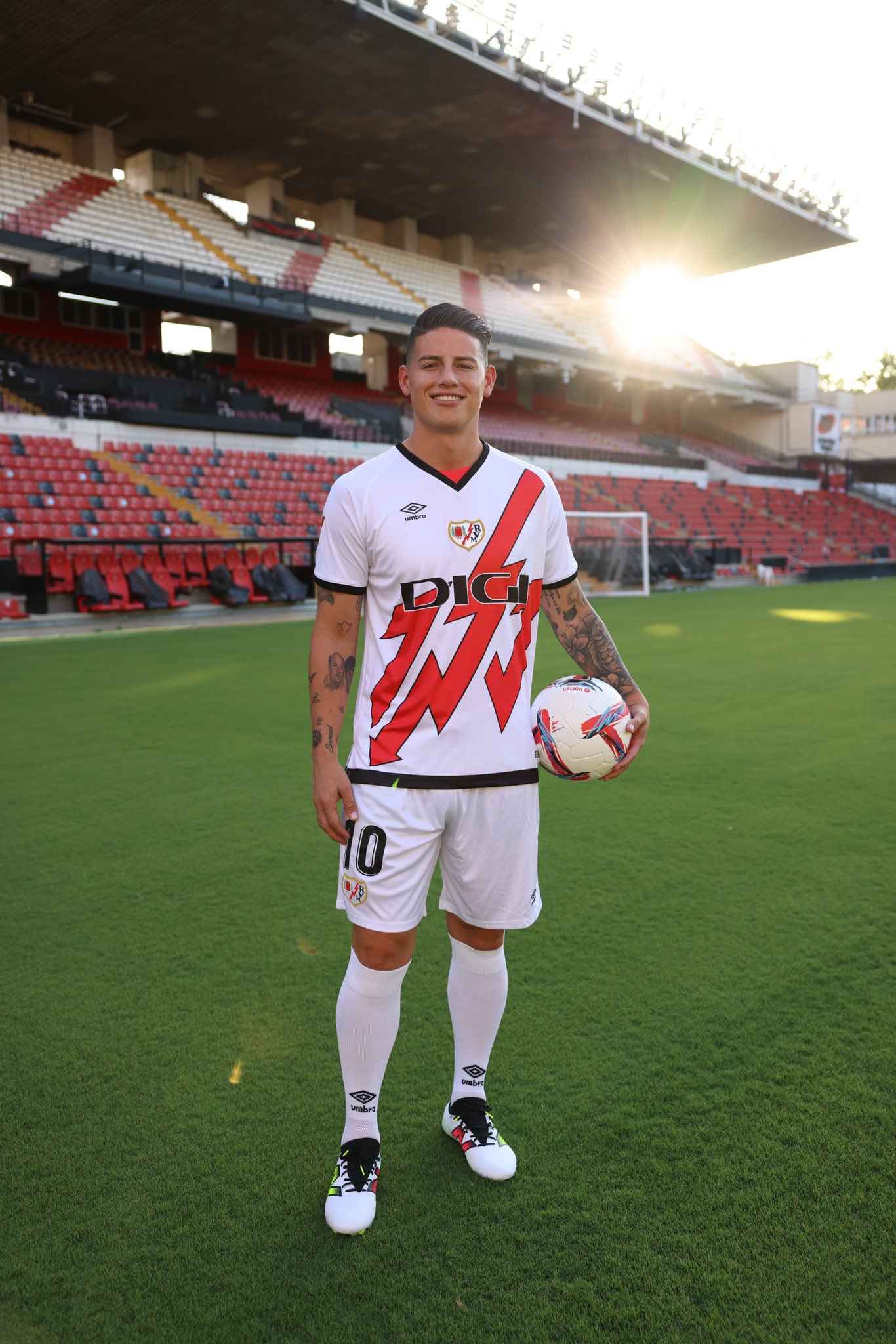 James Rodríguez ya luce la camiseta del Rayo Vallecano.