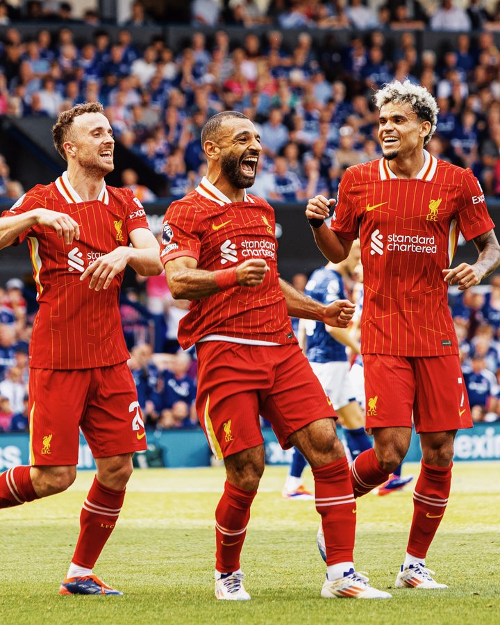 Diogo Jota, Mohamed Salah y Luis Díaz celebran el gol del egipcio.