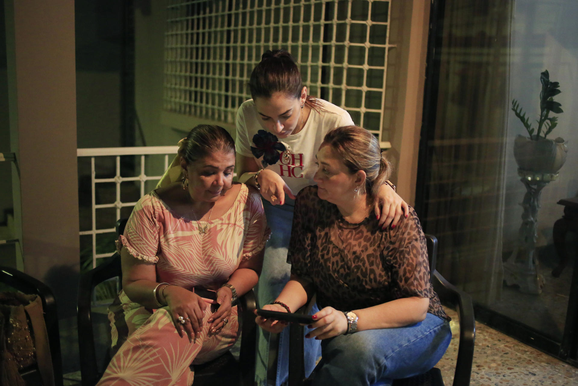 Victoria Jattin con su hermana Tania Jattin y la amiga de la familia Rosa María Salome.