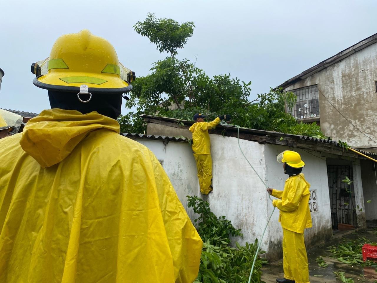 Organismos de socorro atienden emergencia en Santo Tomás. 