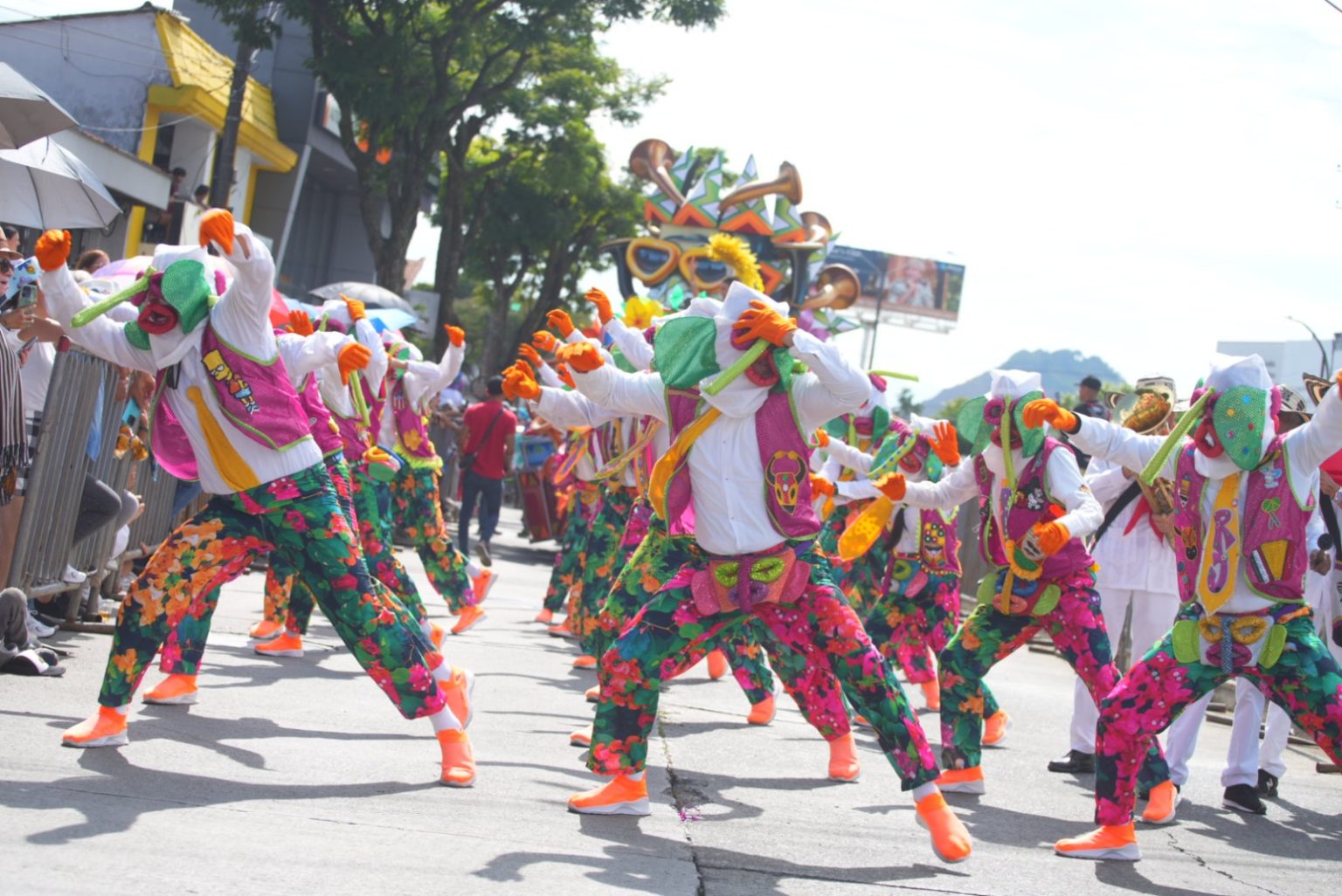 Las Marimondas con su alegría en el desfile.