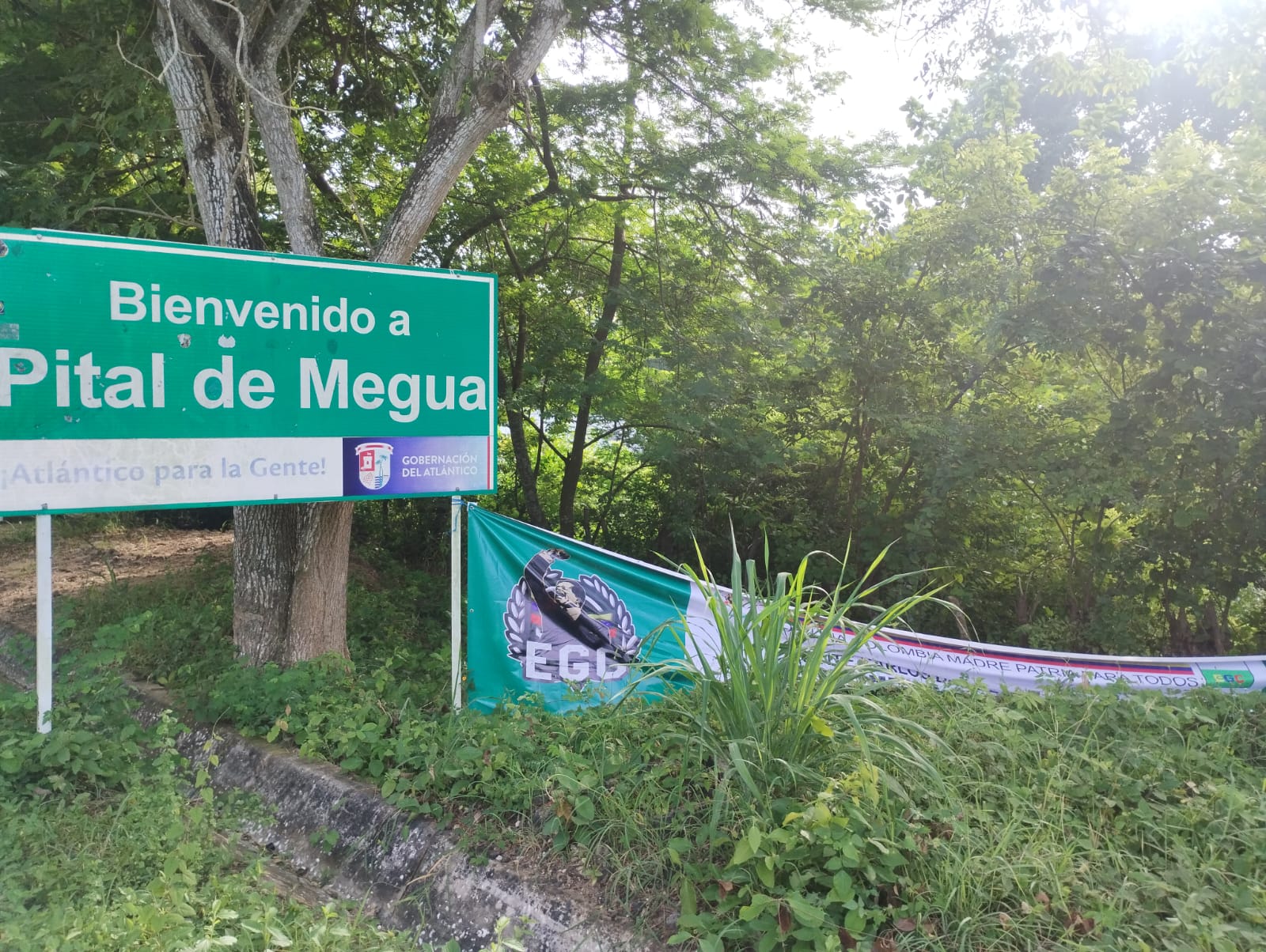 La bandera en la entrada de Pital de Megua.