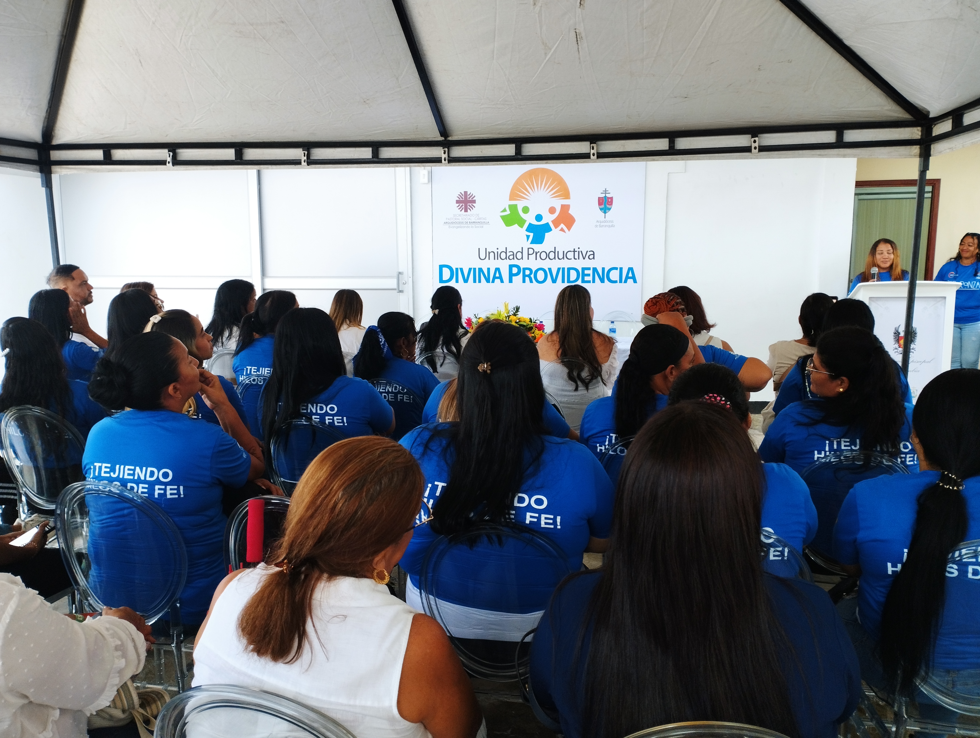 Pospenadas en la presentación de la planta de confecciones