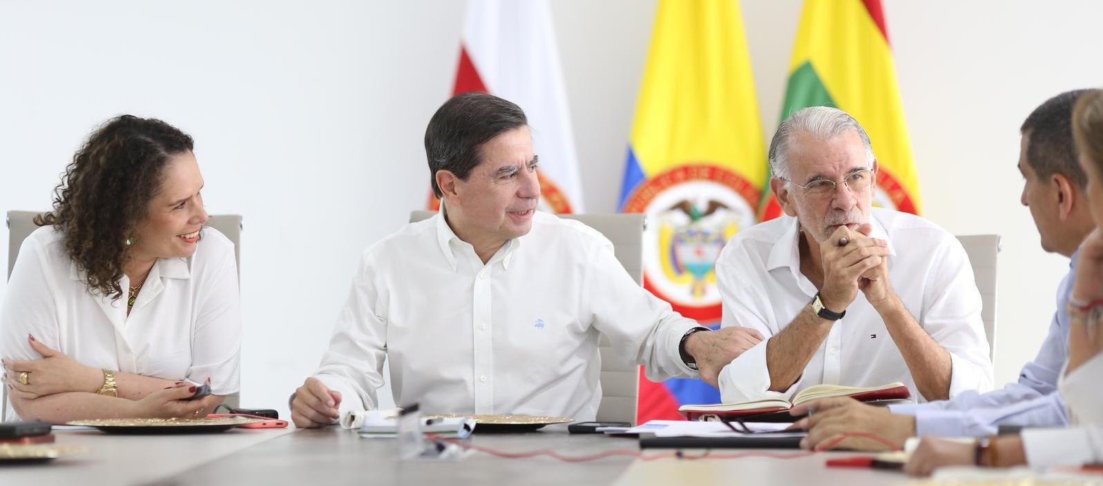 Reunión entre la ministra de Transporte, María Constanza García; el ministro del Interior, Juan Fernando Cristo, el gobernador Eduardo Verano y el alcalde de Cartagena, Dumek Turbay.