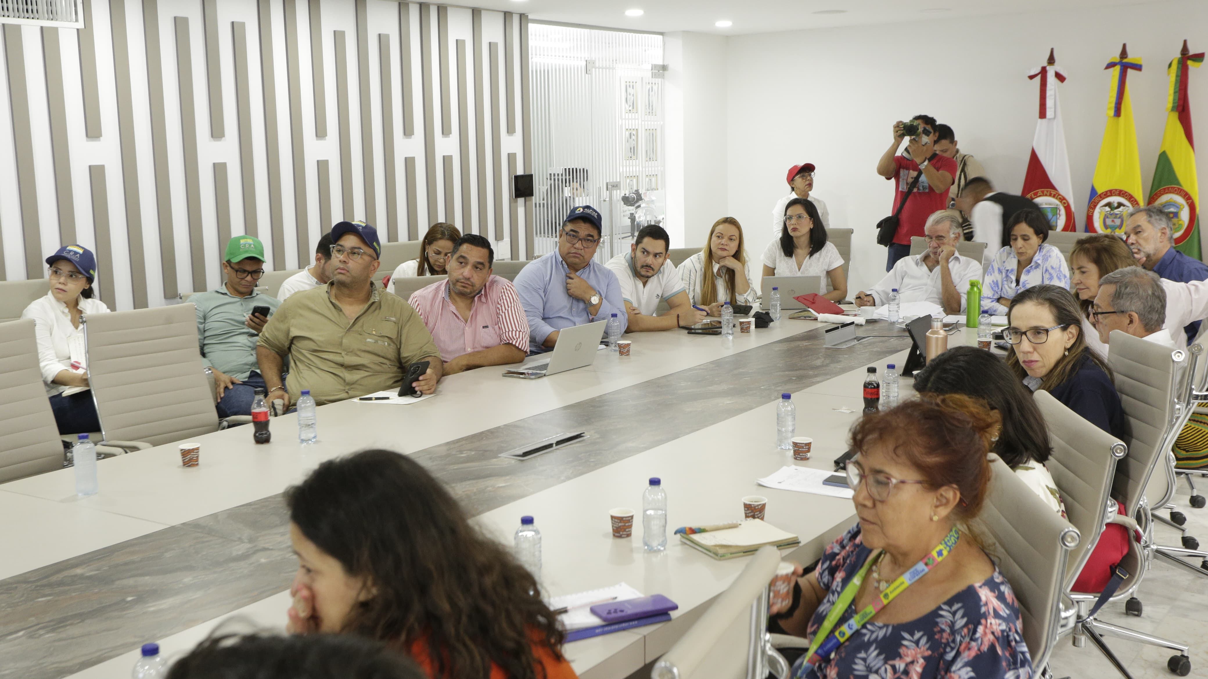 Reunión con la ministra en la Gobernación del Atlántico.