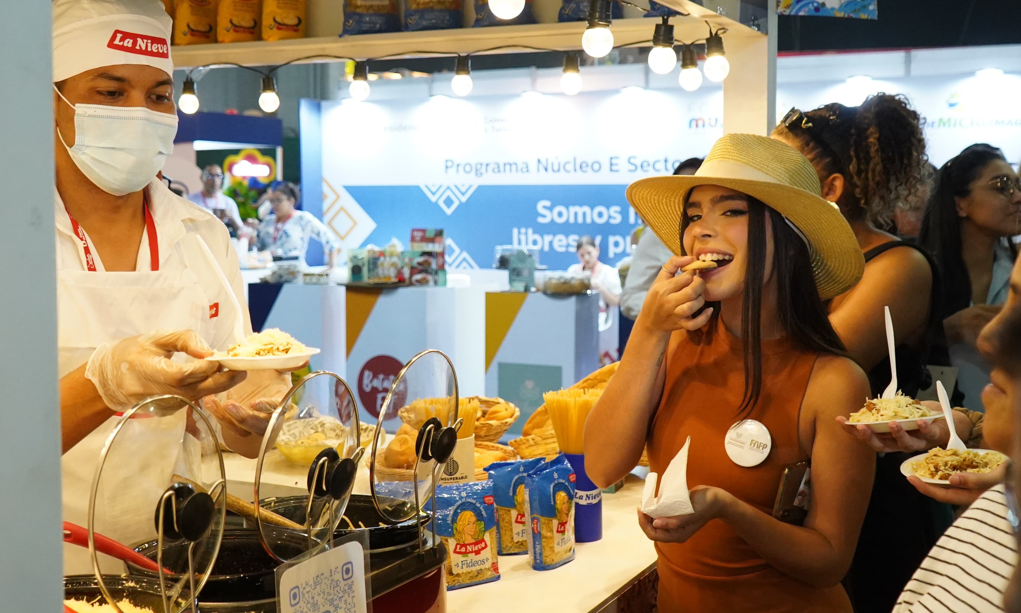 Comensales en la feria gastronómica. 