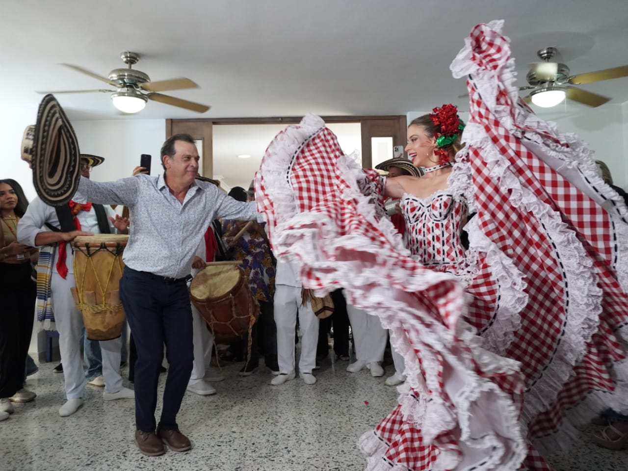 La Reina Tatiana Angulo Fernández De Castro, bailando con su papá Fernando Angulo.