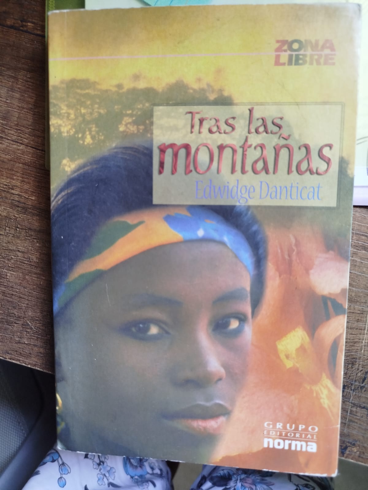 &quot;Tras las montañas&quot;.