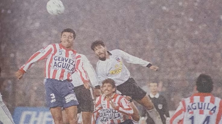 Alexis Mendoza en la serie contra Colo Colo en 1994.