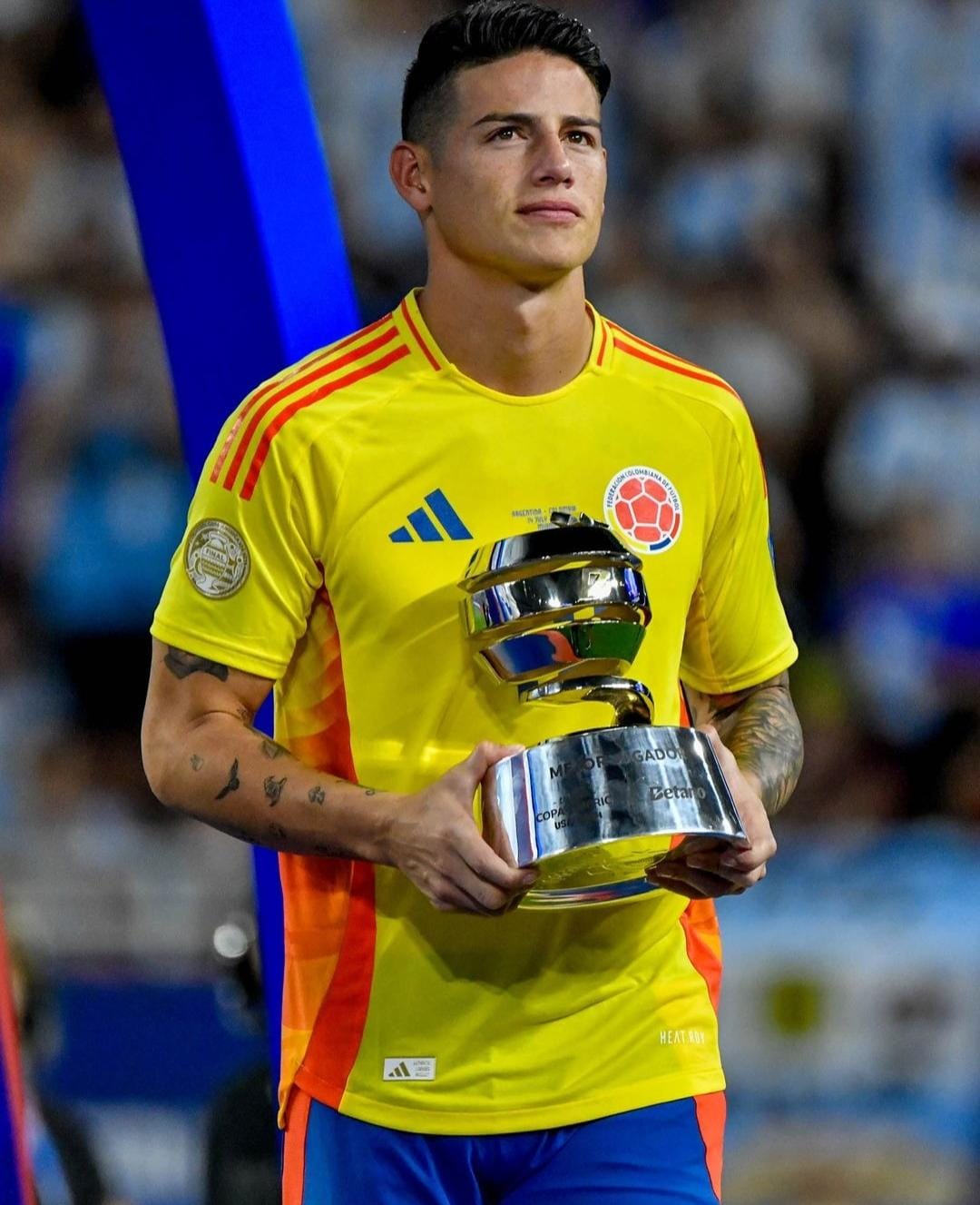 James Rodríguez con su premio a mejor jugador de la Copa América 2024.