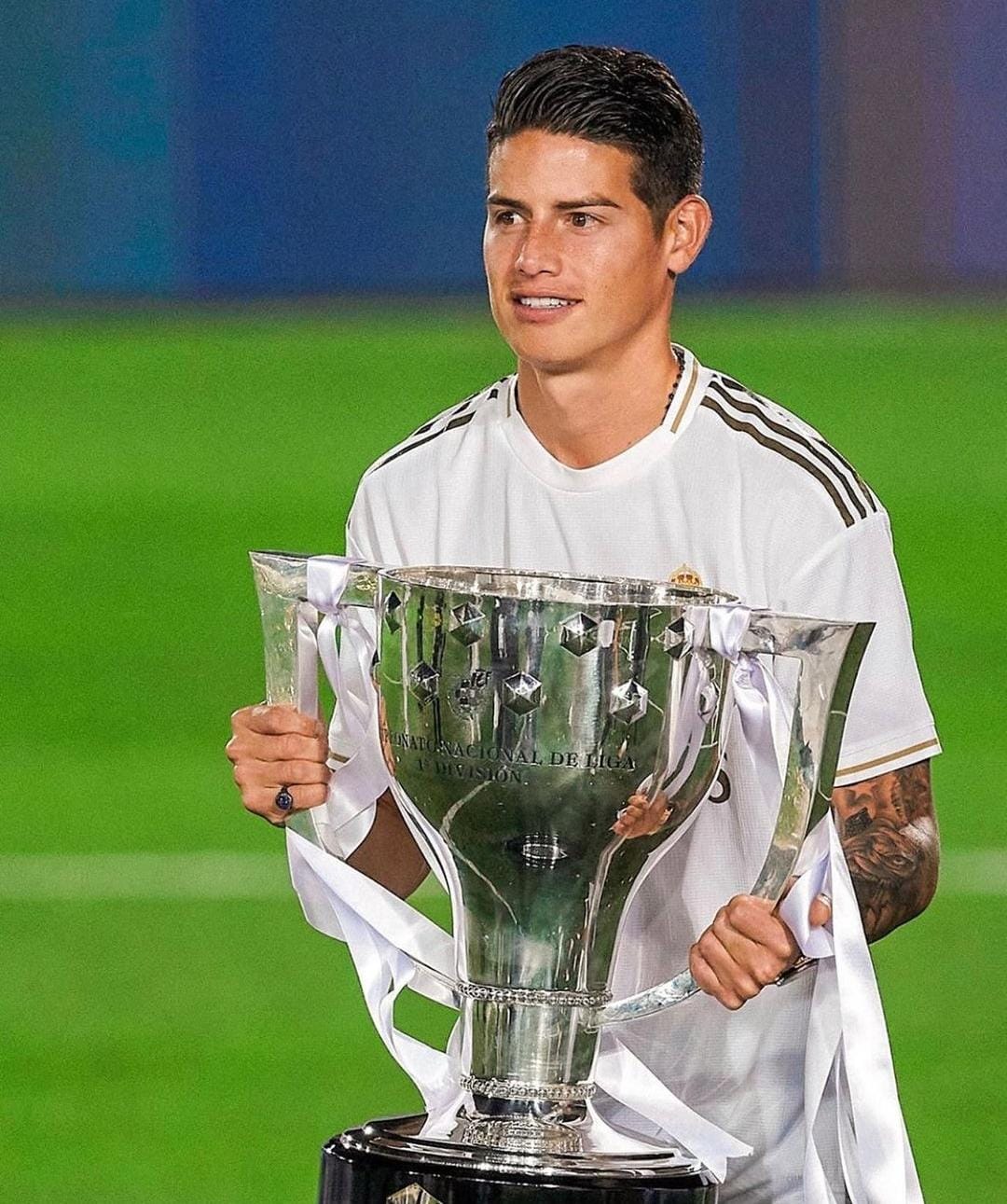 James Rodríguez con el trofeo de campeón de La Liga.