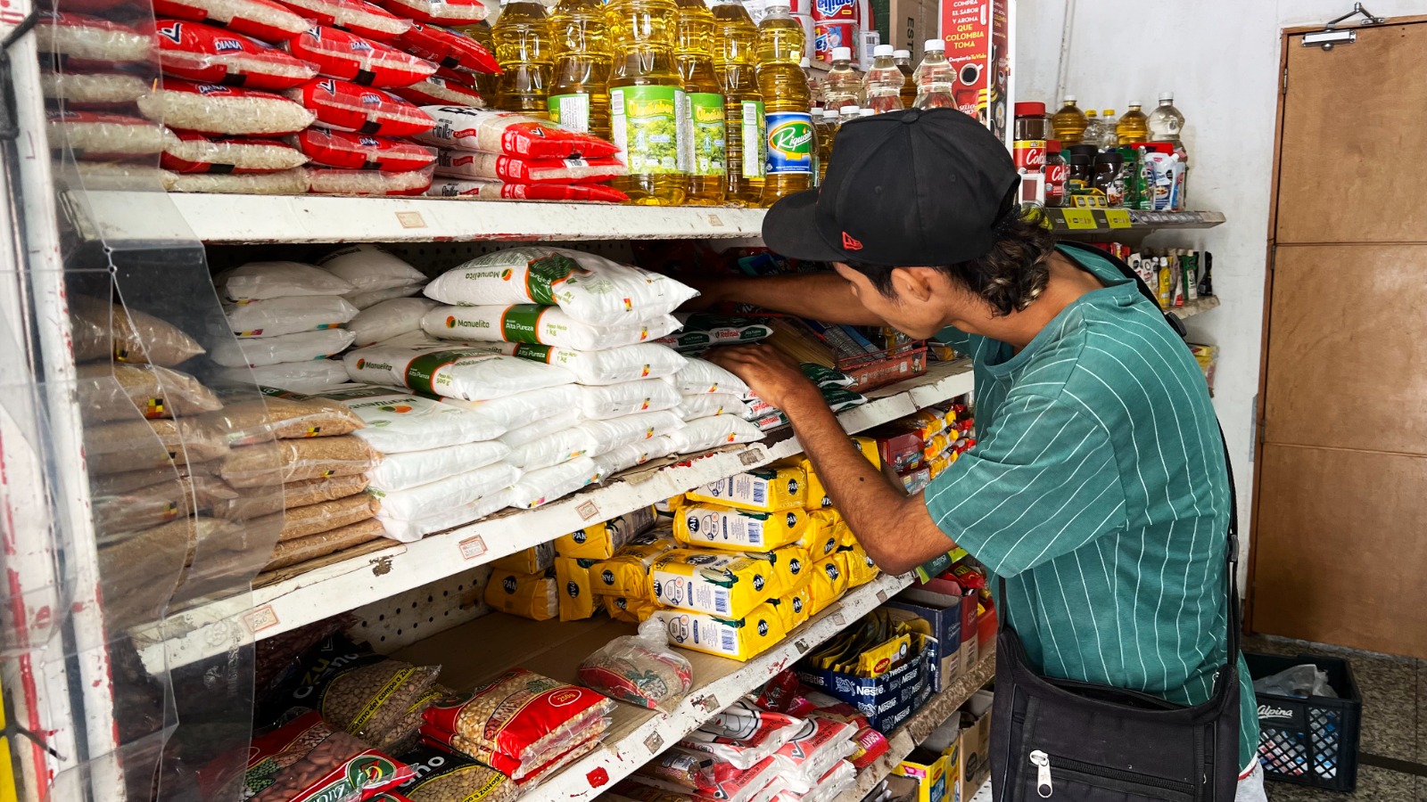 Trabajador de tienda de barrio en Barranquilla.