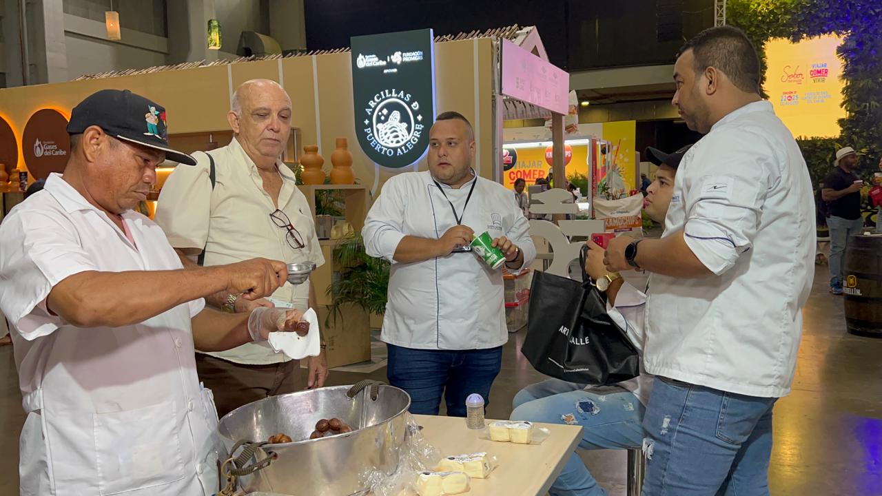 Luis Enrique Argaez, sirviendo las butifarras a comensales en Sabor Barranquilla. 