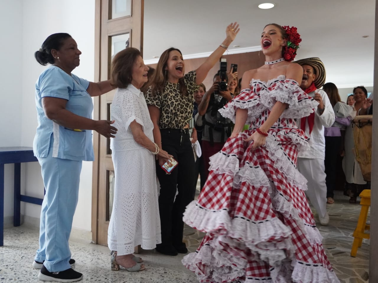 Tatiana Angulo junto a su tía Maribel y su abuela Lucía en su primera aparición como Reina del Carnaval 2025.