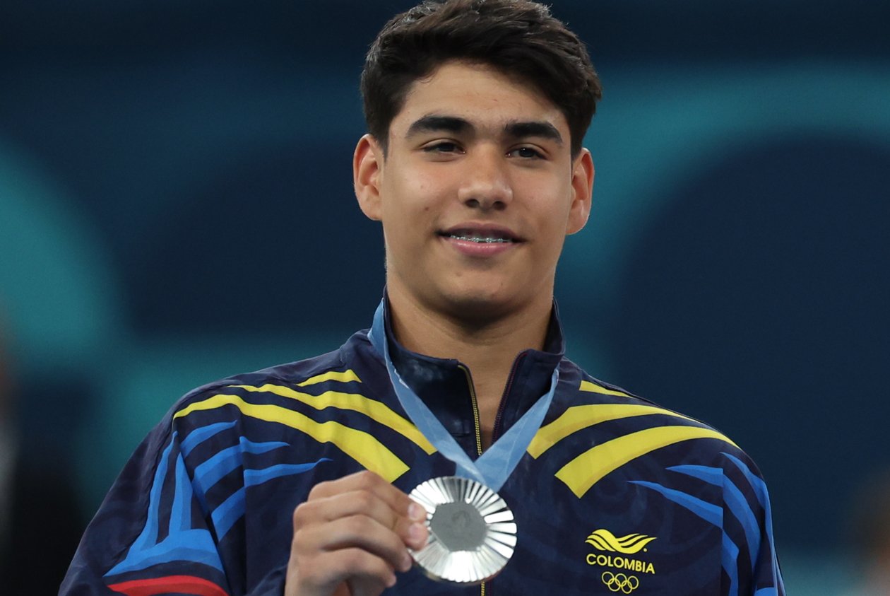 El gimnasta colombiano con la medalla de plata en el podio.