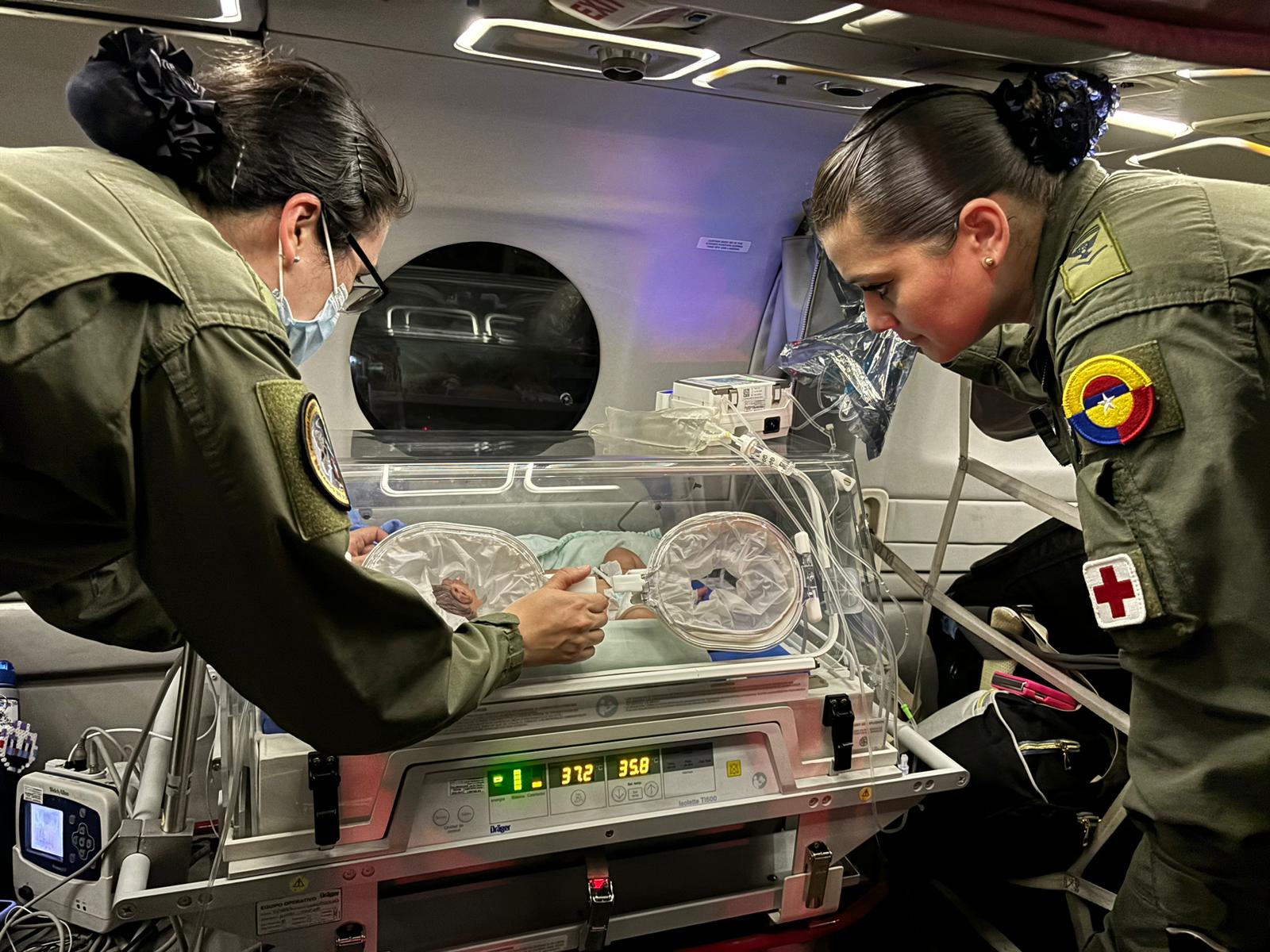 El bebé, de un dia de nacido, estuvo permanente monitoredo durante el vuelo.