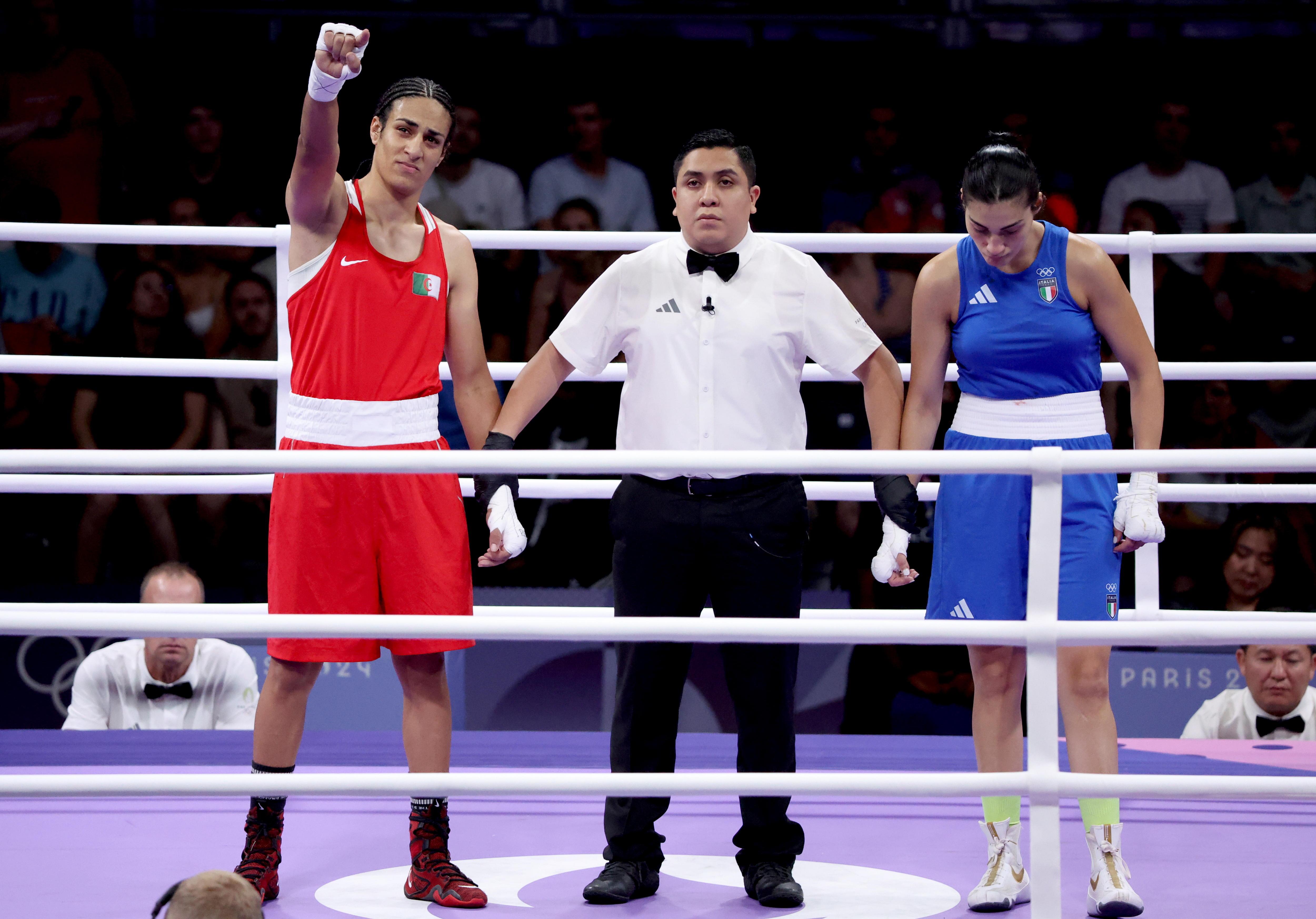 Imane Khelif celebra tras vencer en el primer asalto a Ángela Carini.