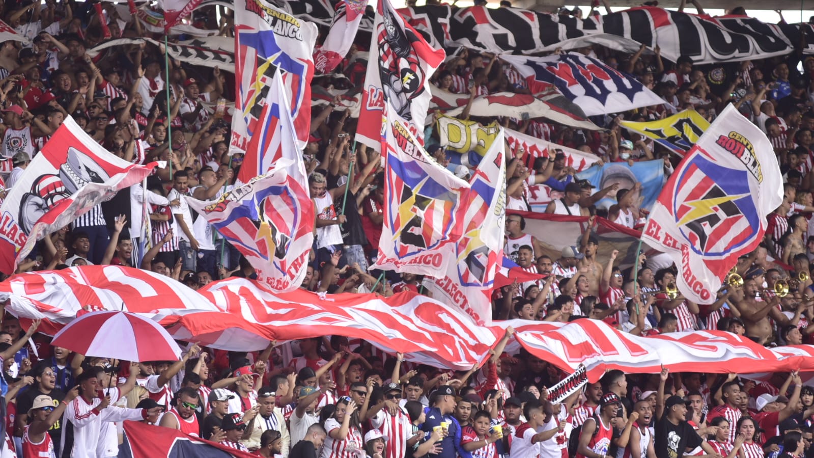 La afición delJunior en la fiesta del centenario el domingo contra Alianza. 