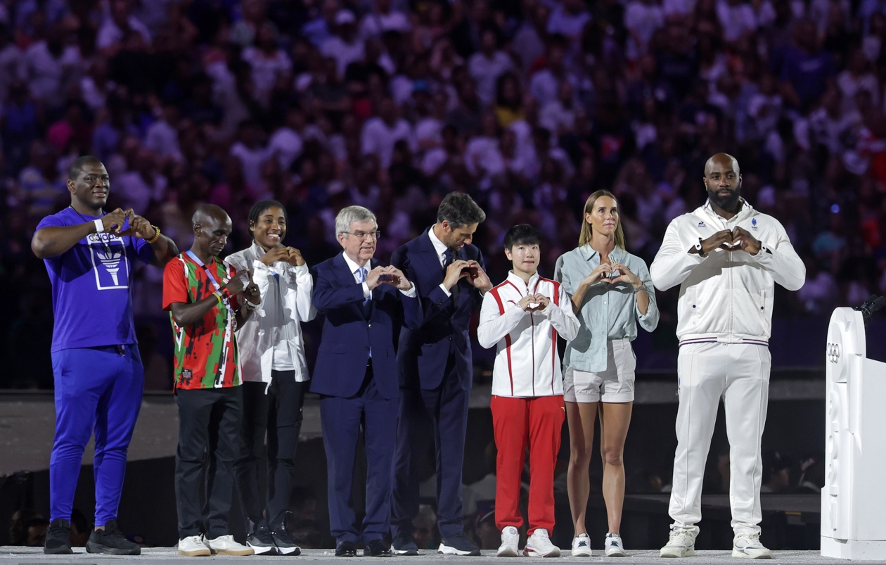 El presidente del COI, Thomas Bach, con medallistas de todos los continentes. 