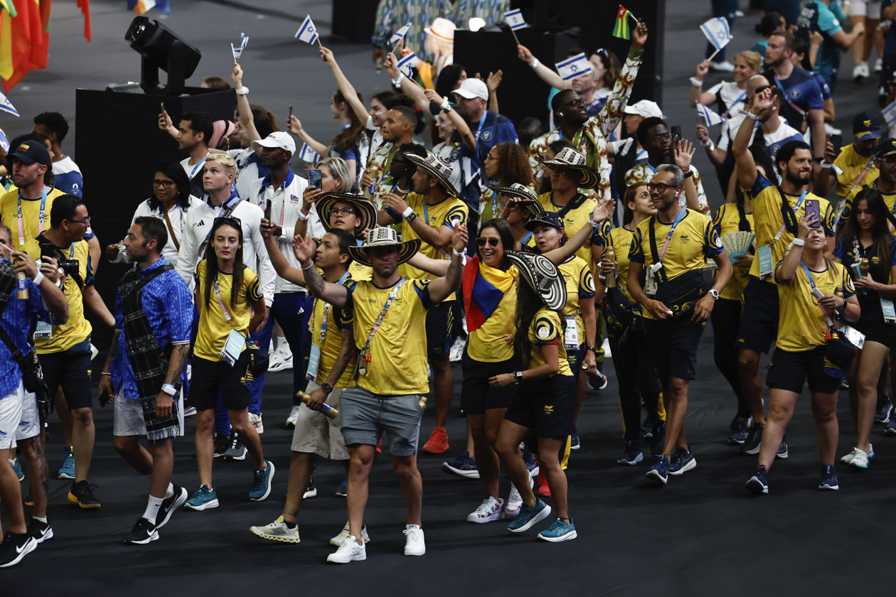 La delegación de Colombia desfilando durante la clausura.