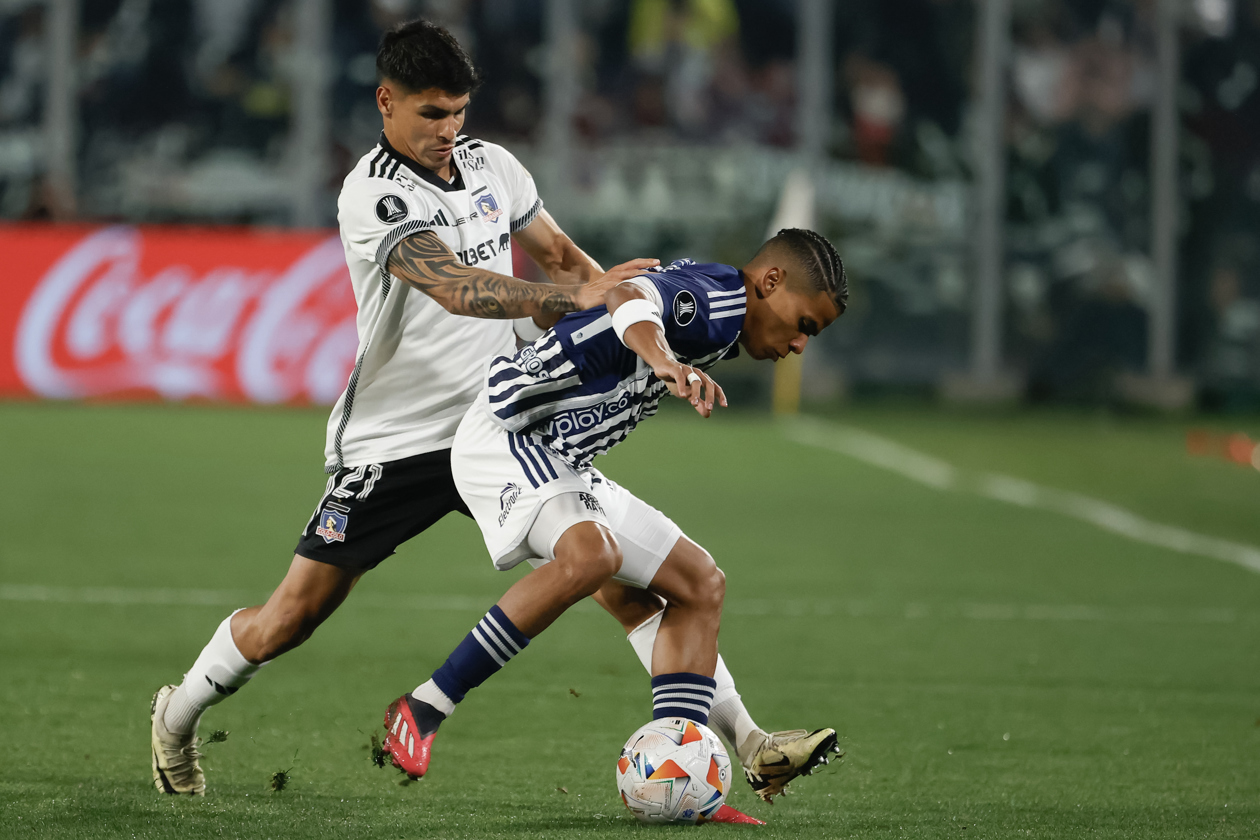 José Enamorado protege la pelota ante la marca de Erick Wiemberrg. 