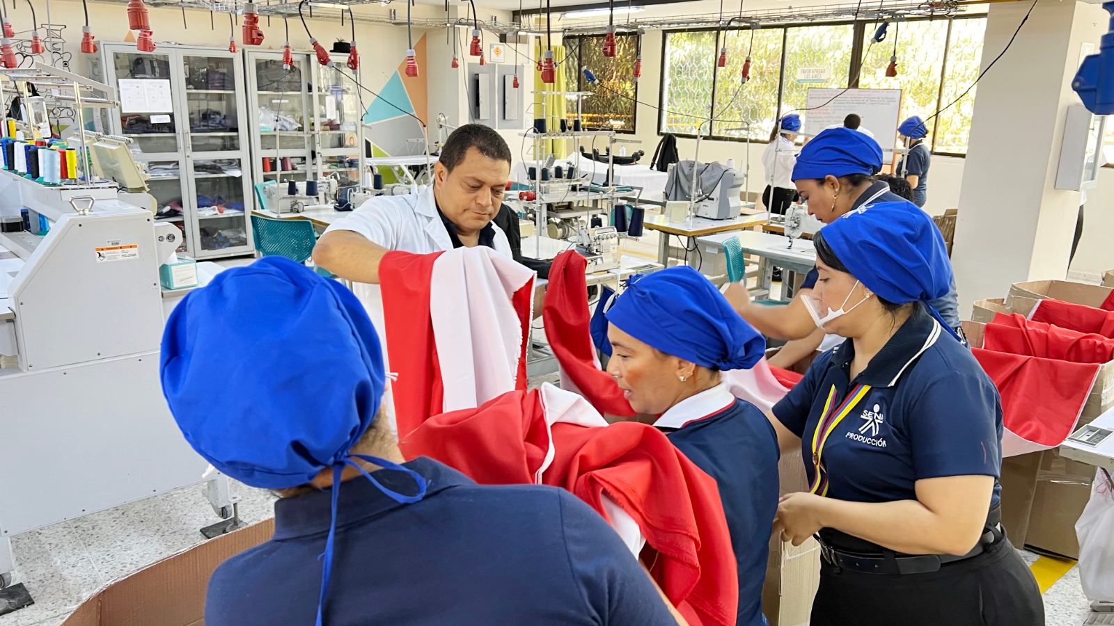 Personal trabajando dando últimos retoques a la bandera.