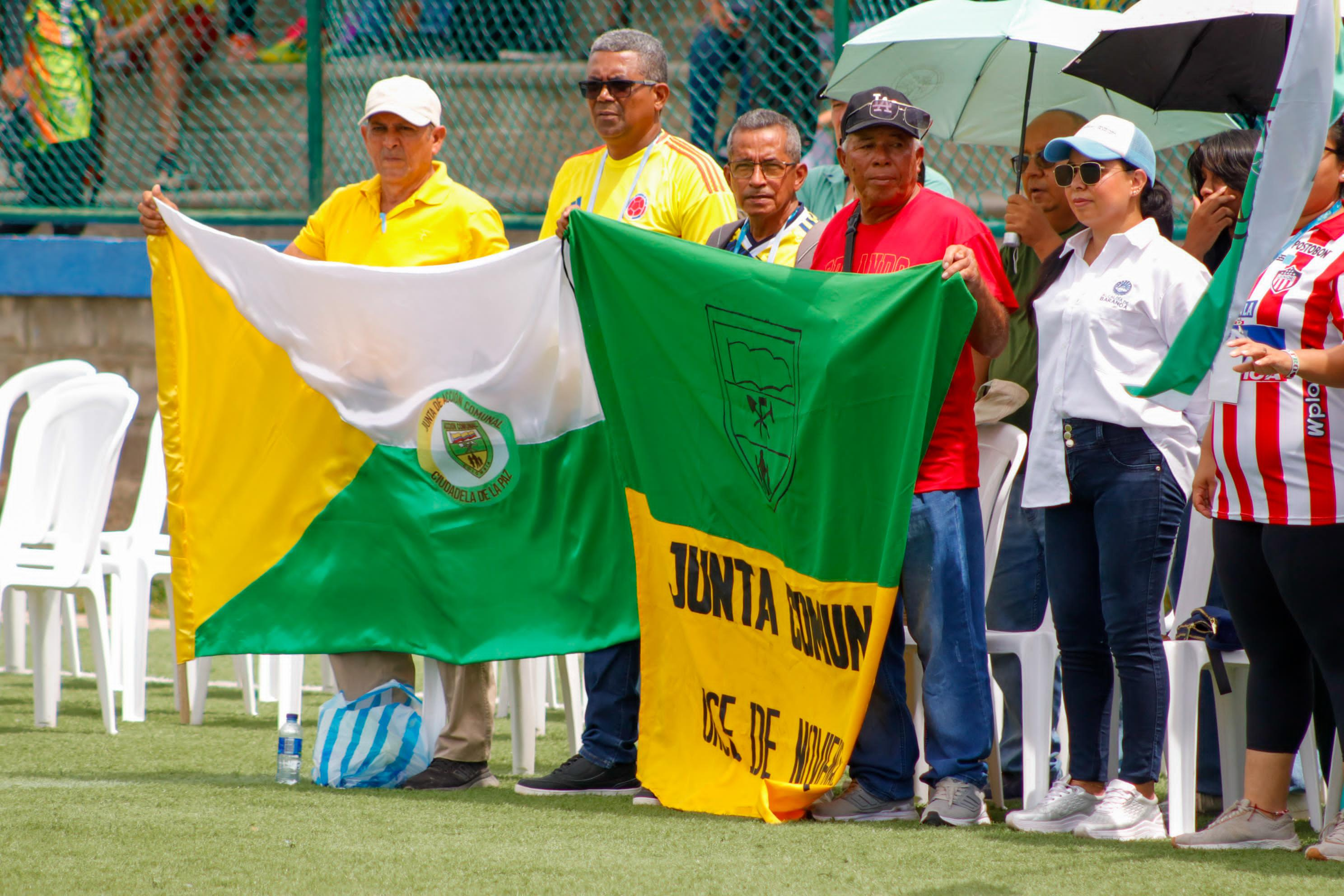 La Junta de Acción Comunal portó sus diferentes banderas. 