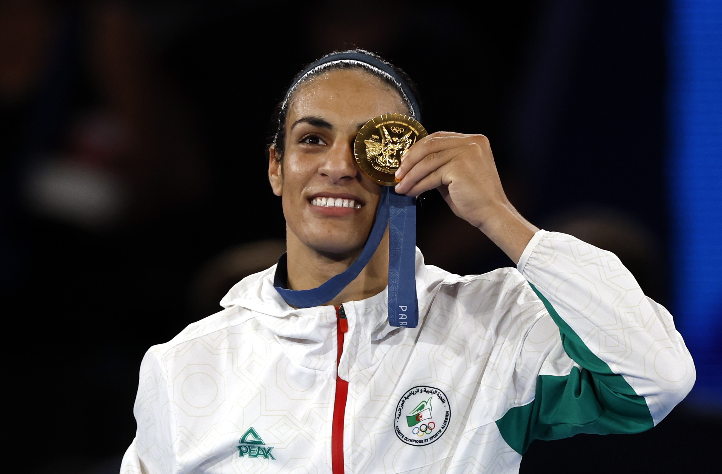 La boxeadora argelina feliz con su medalla de oro olímpica. 