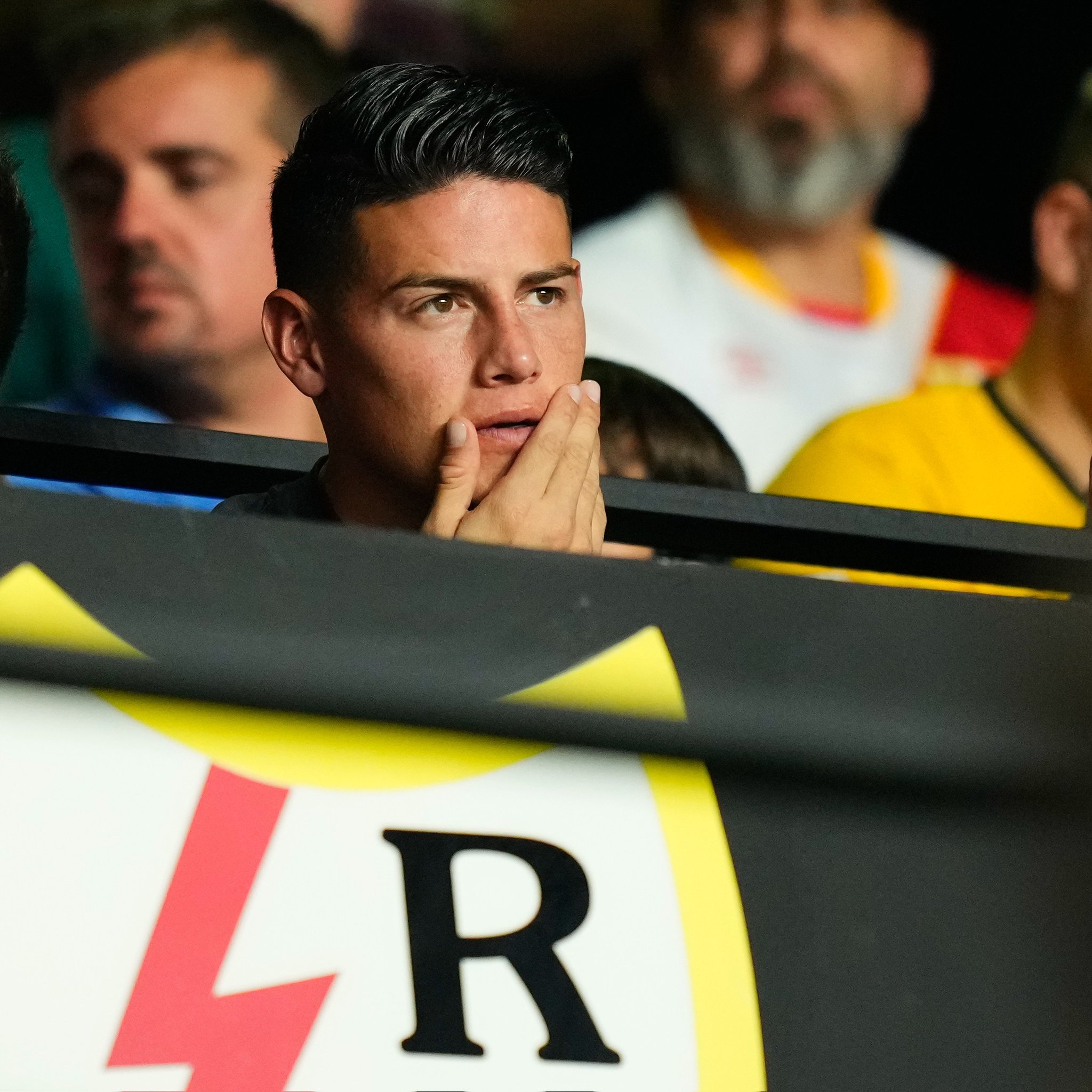 James Rodríguez en el palco viendo a su nuevo equipo. 