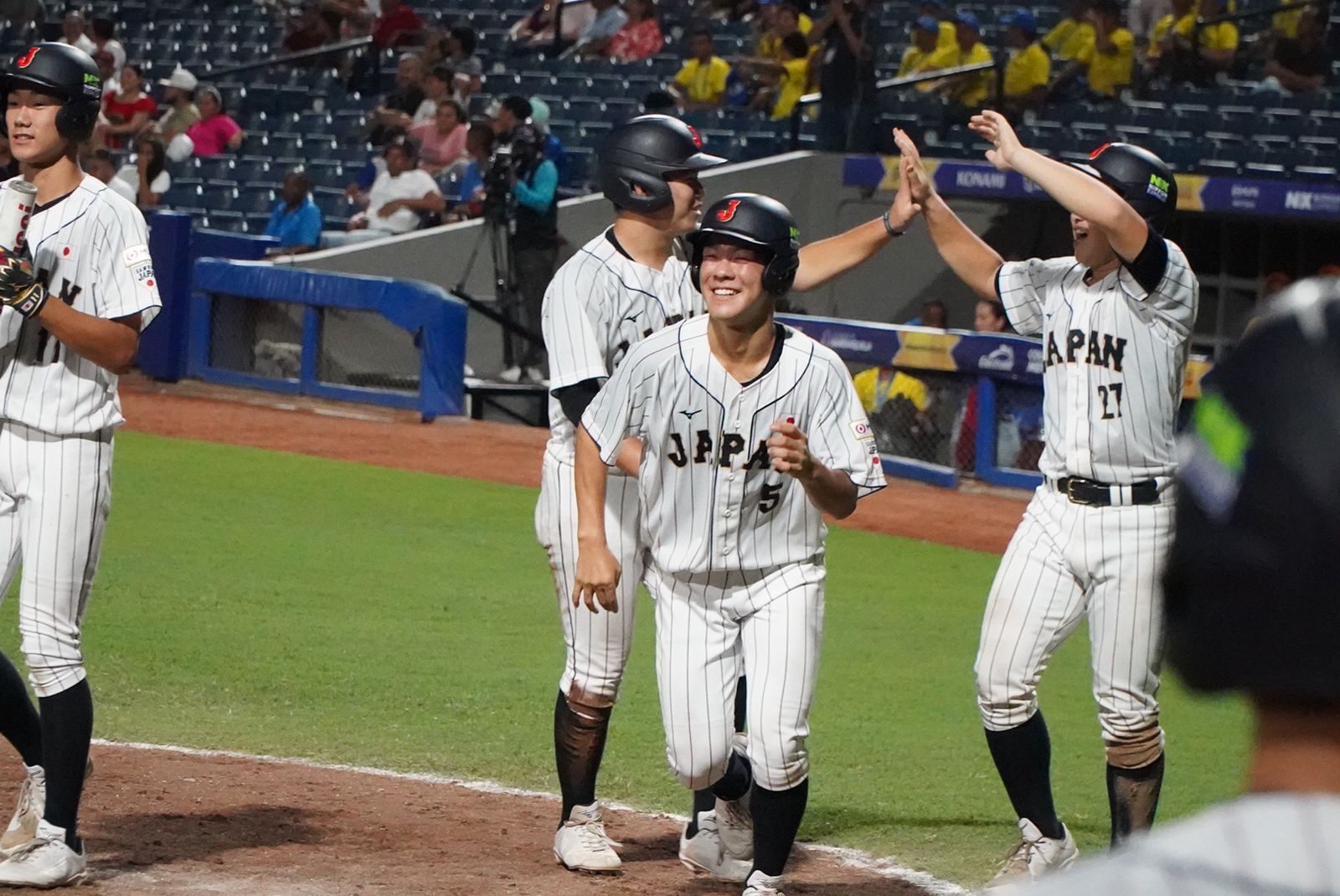 Japón celebra tras anotar una carrera ante Puerto Rico. 