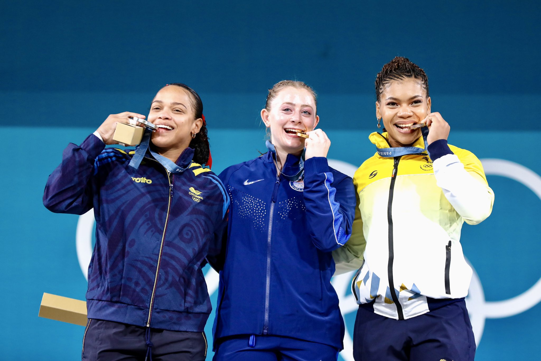 La colombiana junto a la estadounidense Olivia Reeves (oro) y la ecuatoriana Angie Palacios (bronce).