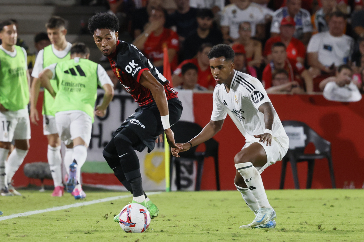 El colombiano Johan Mojica protege el balón ante la marca de Rodrygo.