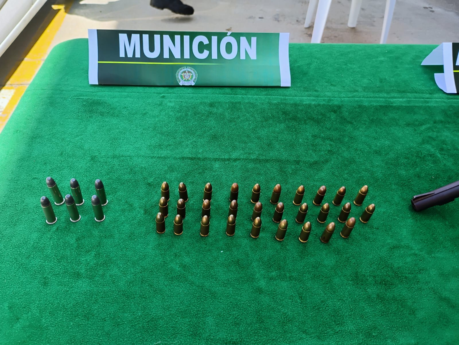 28 cartuchos calibre 9 mm. 