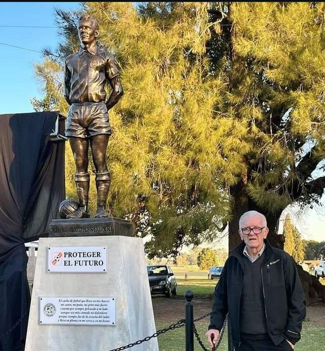 El 'Indio' junto a la estatua que le hicieron en el predio de Renato Cesarini. 