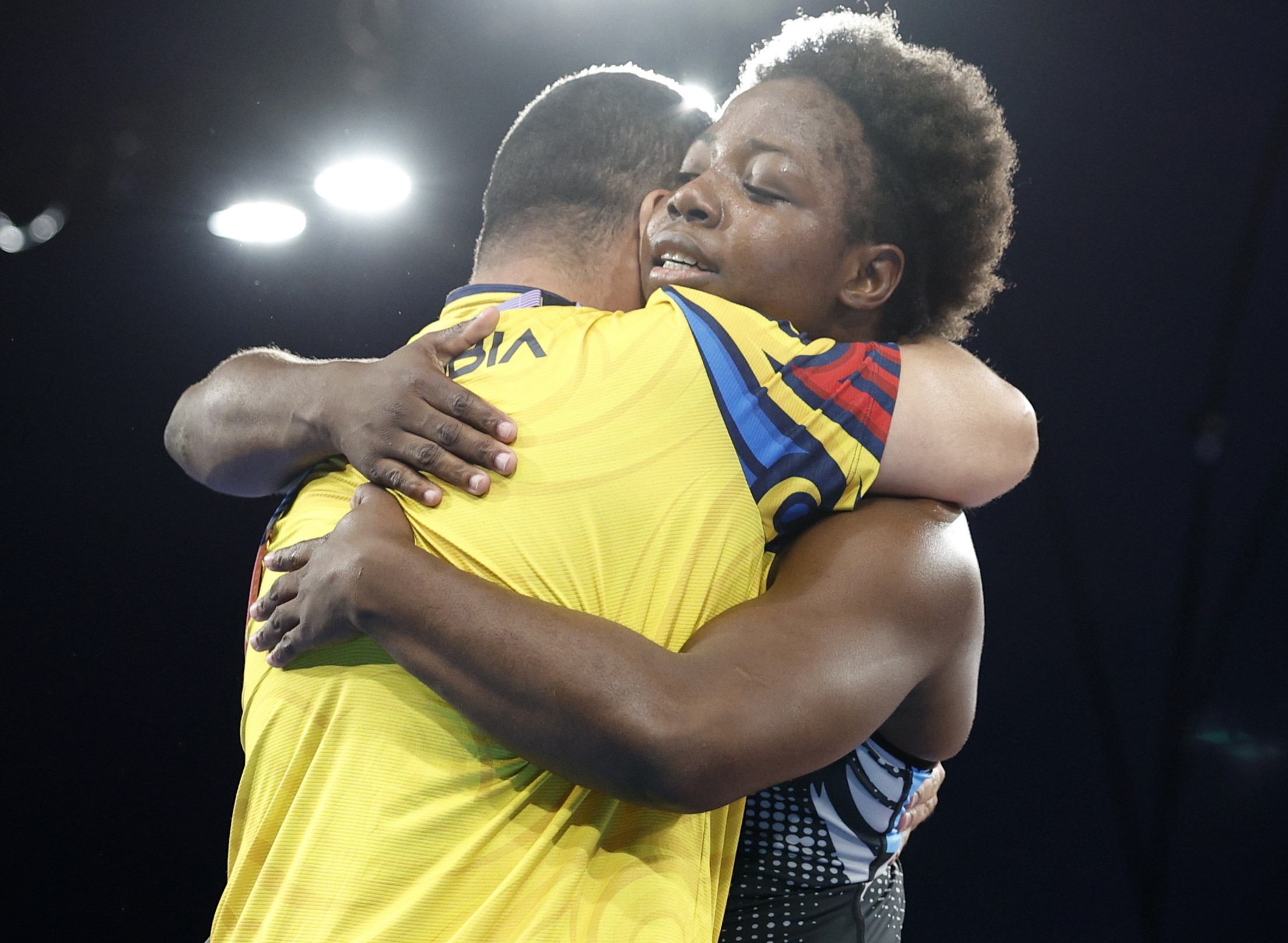 El abrazo de Tatiana Rentería con su entrenador Mario Izquierdo. 