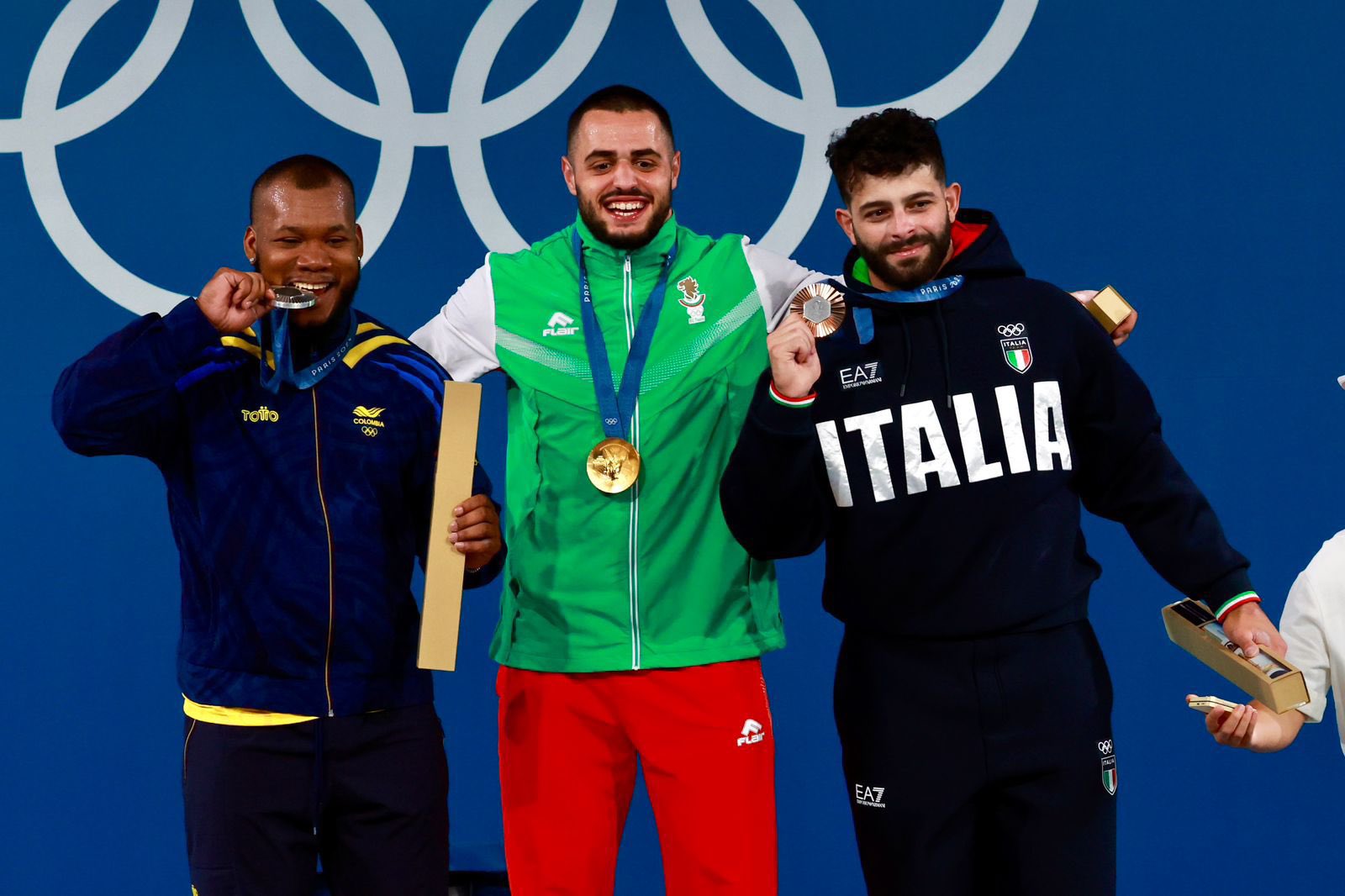 Yeison López en el podio junto al búlgaro Karlos Nasar (oro) y el italiano Antonino Pizzolato (bronce).