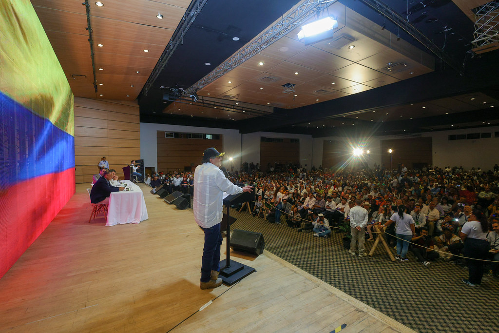 Gustavo Petro en su discurso a los presentes en el encuentro de medios alternativos.